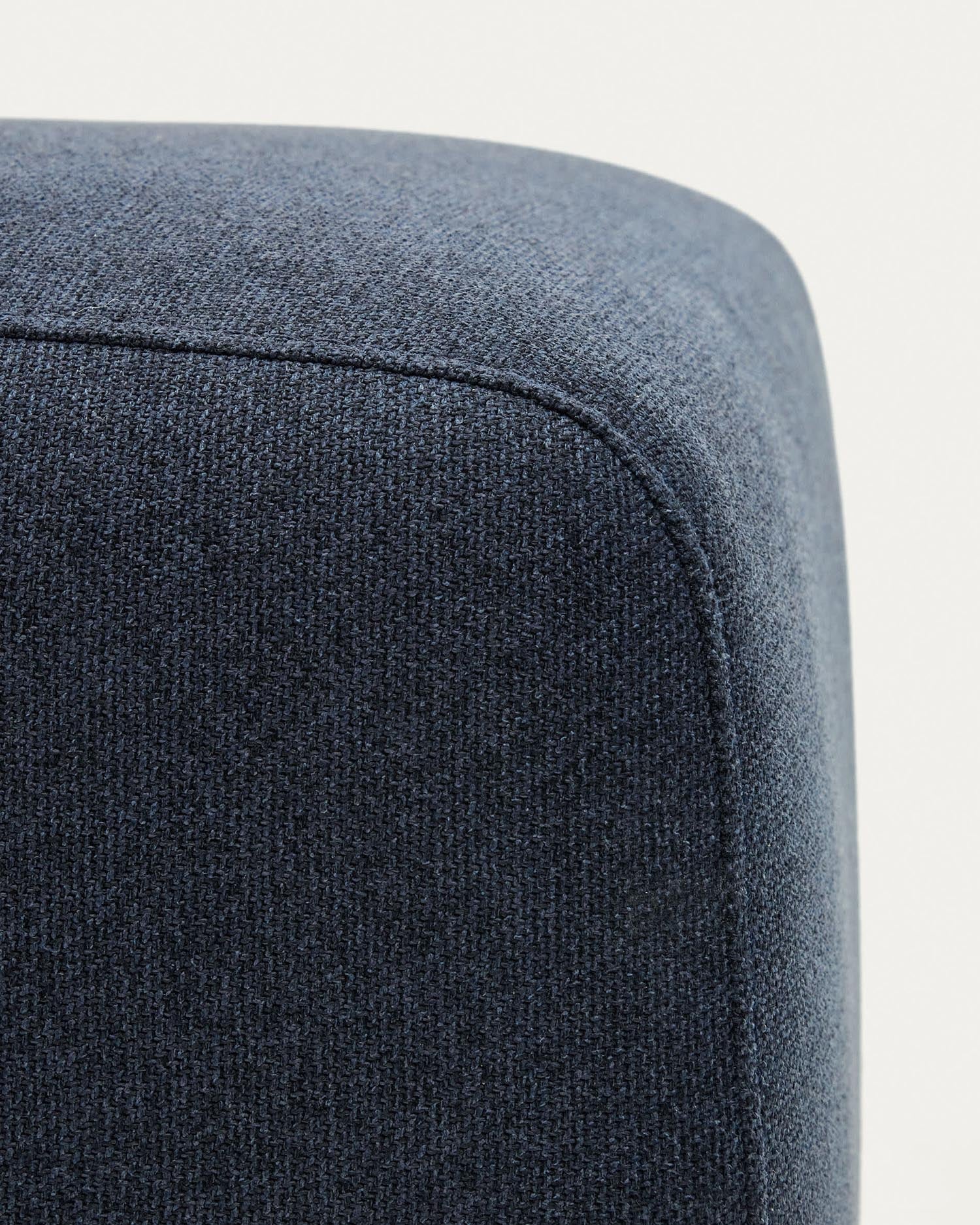 Das Neom Fußablagemodul in Blau (75x64 cm) von Kave Home kombiniert modernes Design mit nachhaltigen Materialien.
