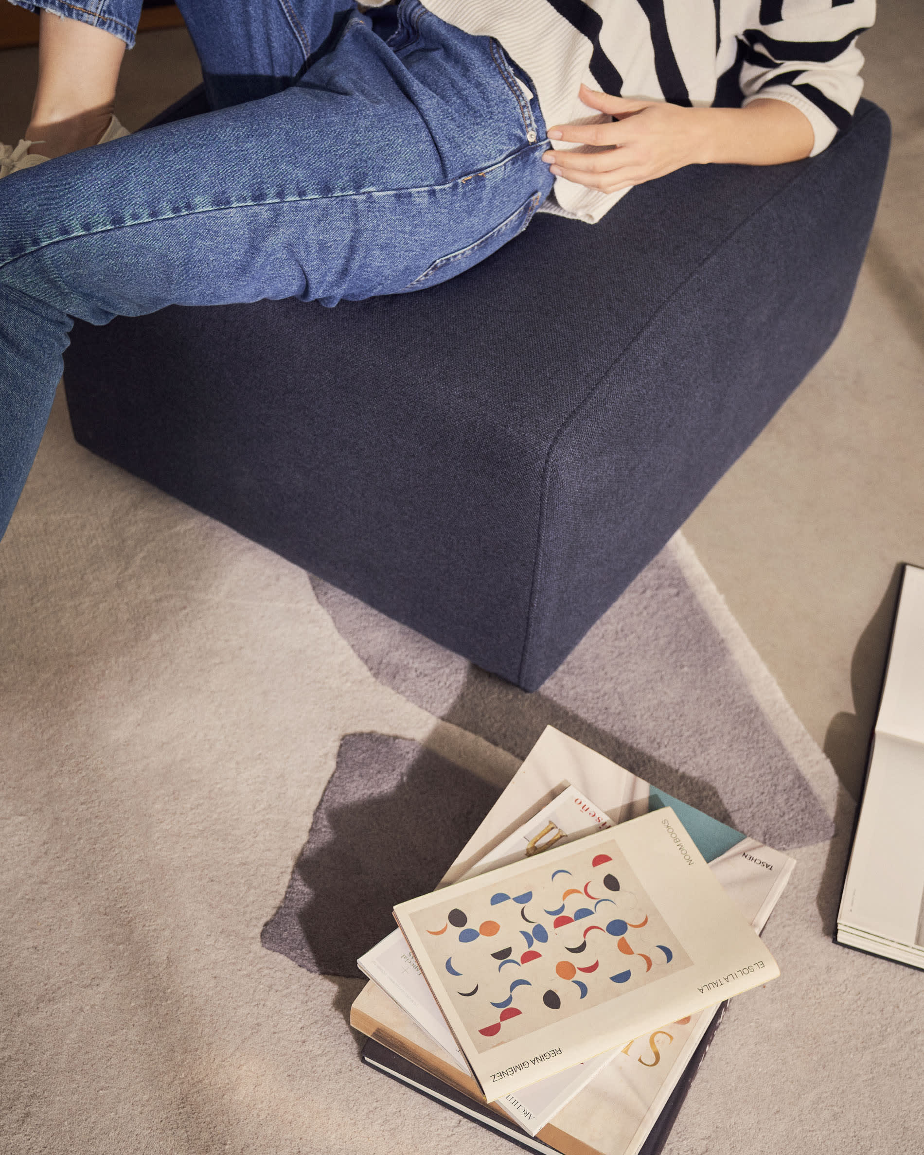 Das Neom Fußablagemodul in Blau (75x64 cm) von Kave Home bietet Komfort und Stil, hergestellt aus nachhaltigen Materialien.