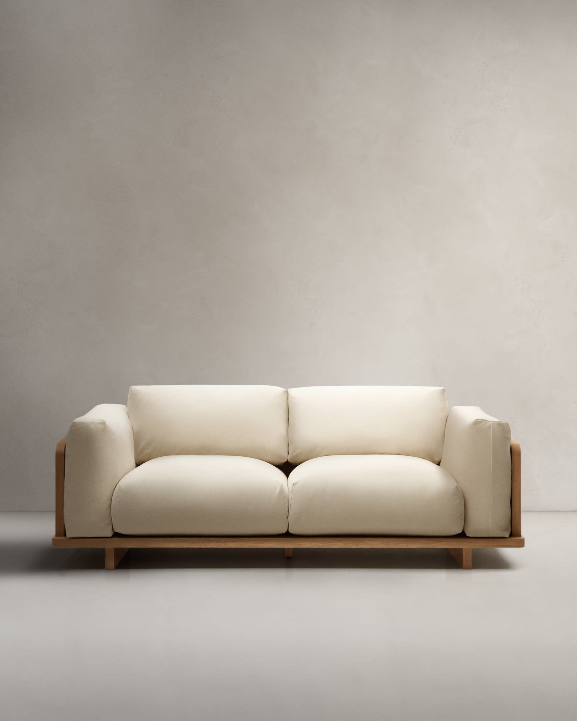 Elegantes, nachhaltiges Oaq 3-Sitzer-Sofa in Beige, 225 cm, mit FSC-zertifiziertem Holz und Dauneneffekt für höchsten Komfort.