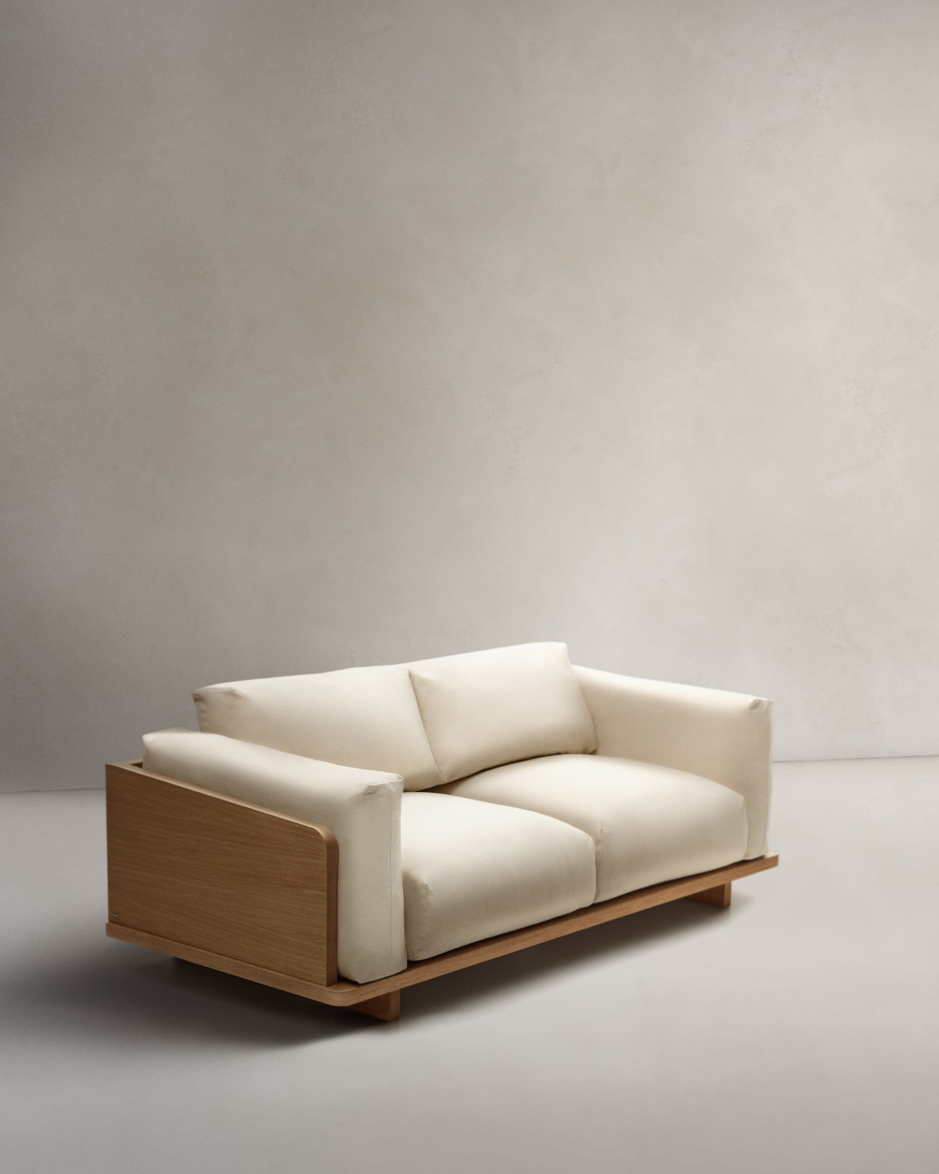 Elegantes, nachhaltiges 3-Sitzer-Sofa in Beige, 225 cm, mit Dauneneffekt für höchsten Komfort.