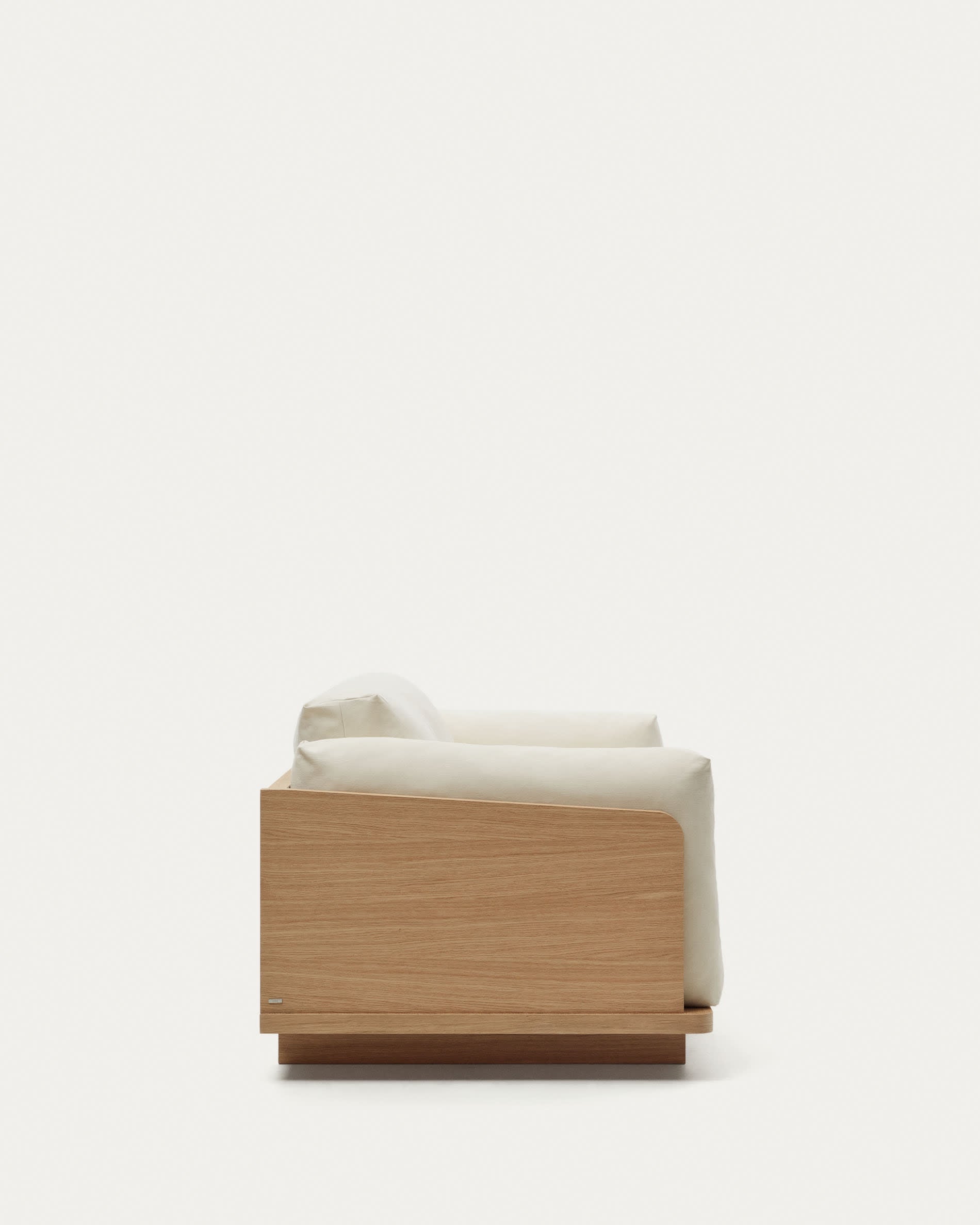 Elegantes 3-Sitzer-Sofa in Beige, 225 cm breit, aus nachhaltigen FSC-Materialien, ideal für stilvolles und umweltbewusstes Wohnen.