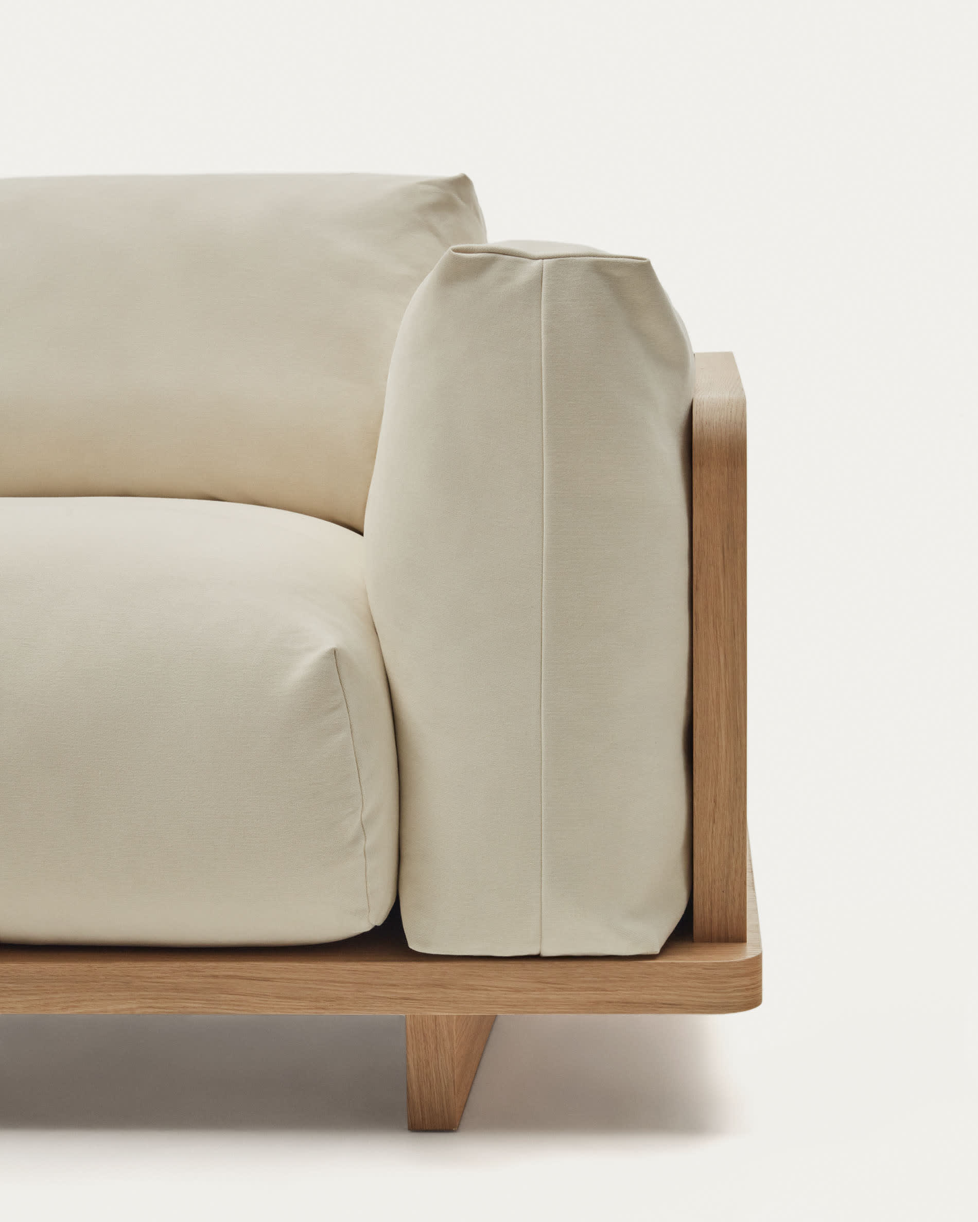Elegantes 3-Sitzer-Sofa in Beige, 225 cm breit, aus nachhaltigen FSC-Materialien, ideal für stilvolles und umweltbewusstes Wohnen.