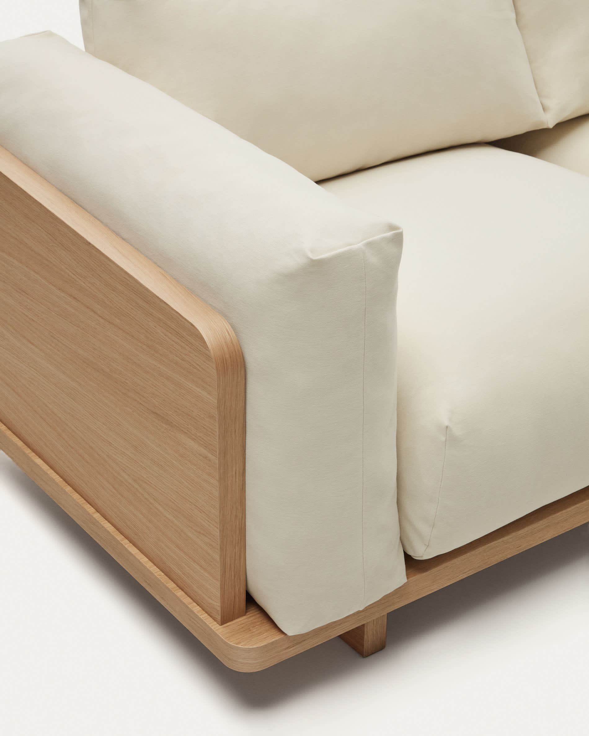 Elegantes, nachhaltiges 3-Sitzer-Sofa in Beige, 225 cm, mit Dauneneffekt für höchsten Komfort.