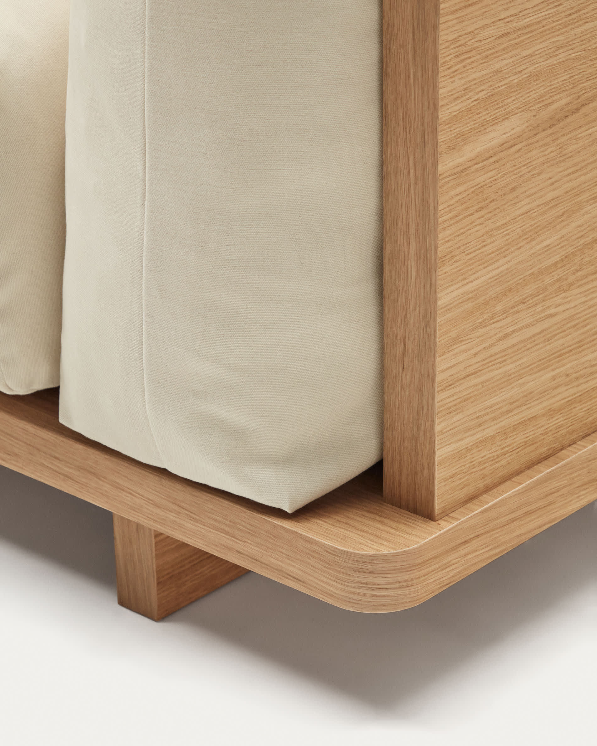 Elegantes 3-Sitzer-Sofa in Beige, 225 cm breit, aus nachhaltigen FSC-Materialien, ideal für stilvolles und umweltbewusstes Wohnen.