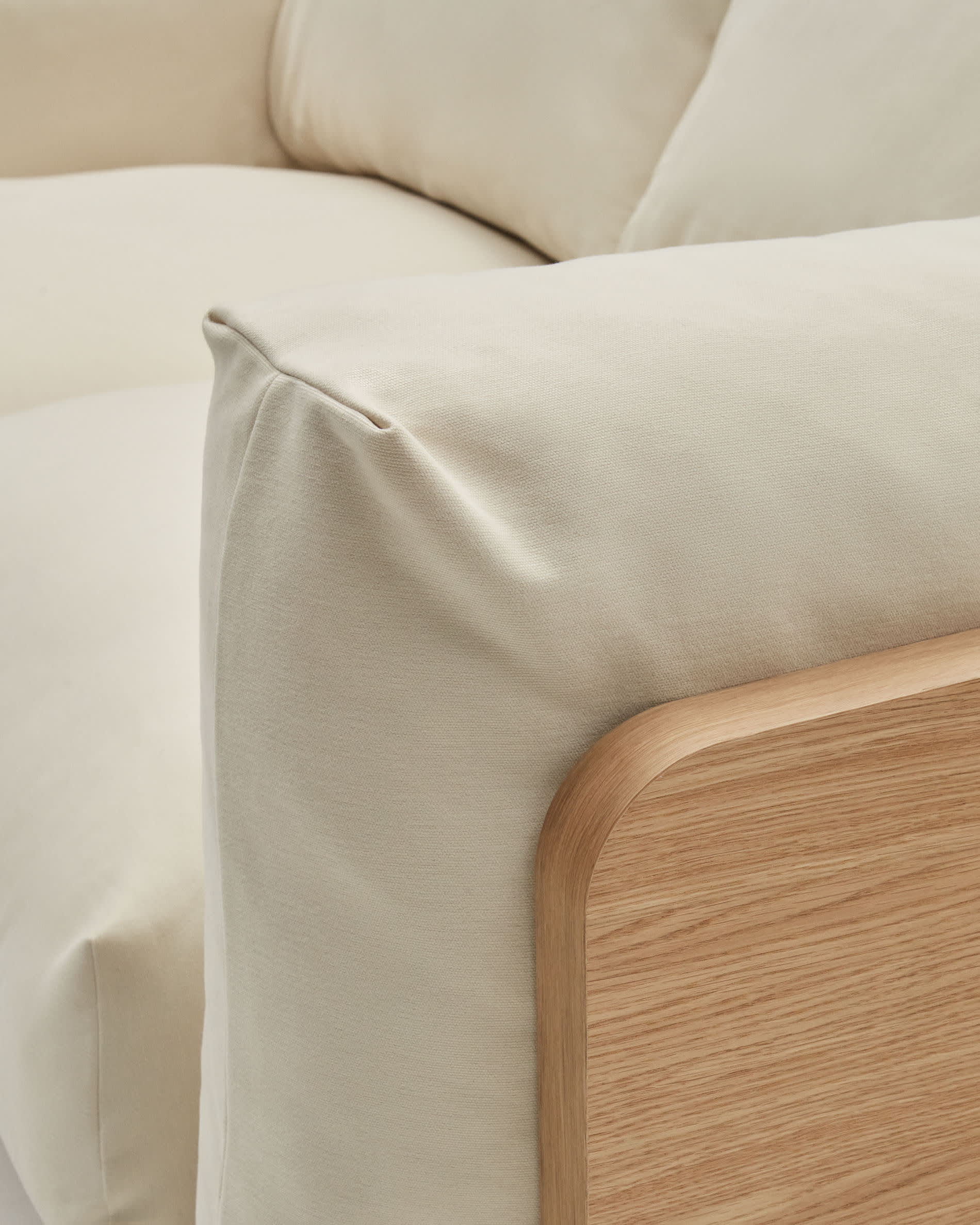 Modernes 3-Sitzer-Sofa in Beige, 225 cm, gefertigt aus FSC-zertifizierten Materialien, perfekt für nachhaltiges Wohnen.