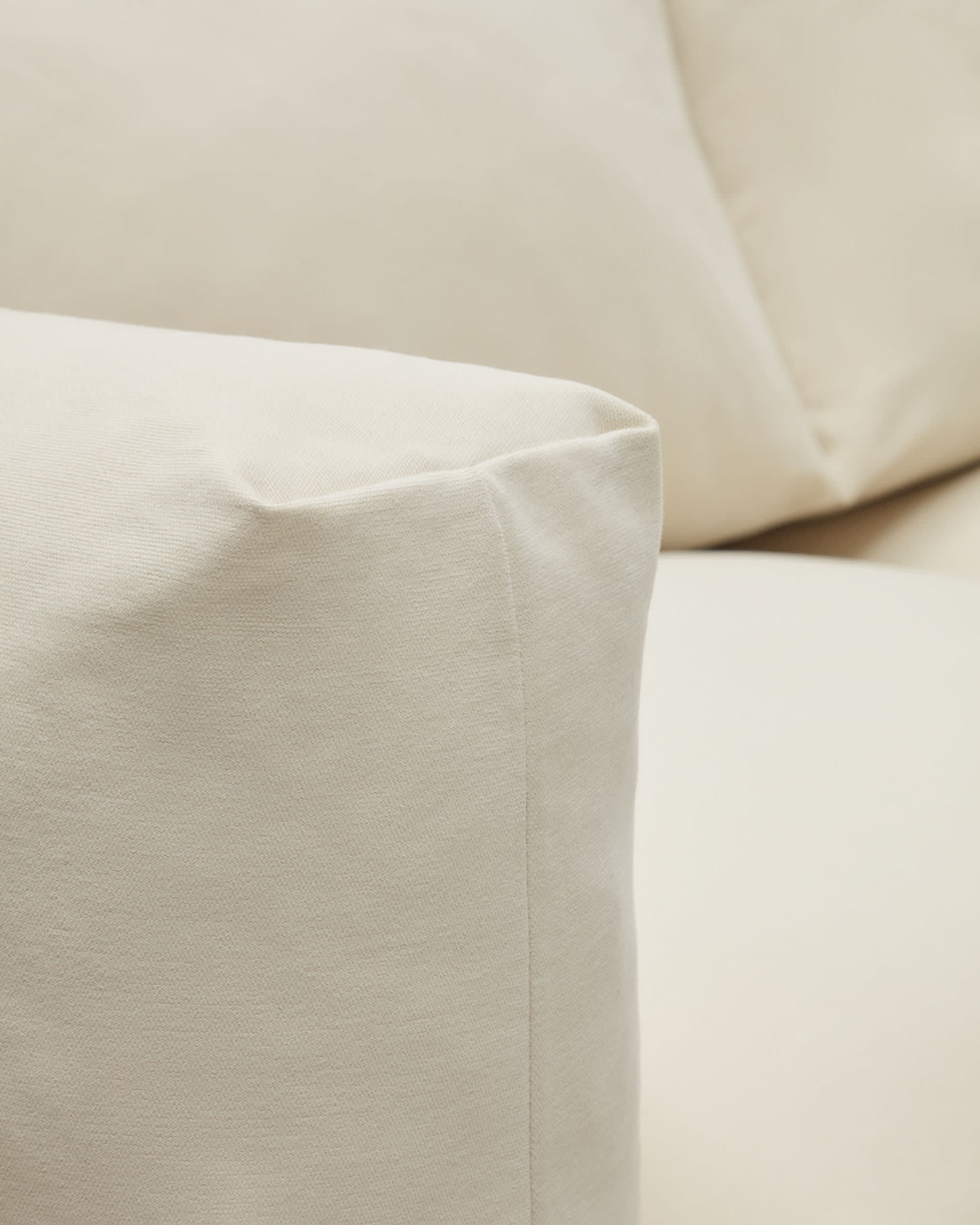 Elegantes 3-Sitzer-Sofa in Beige, 225 cm breit, aus nachhaltigen FSC-Materialien, ideal für stilvolles und umweltbewusstes Wohnen.