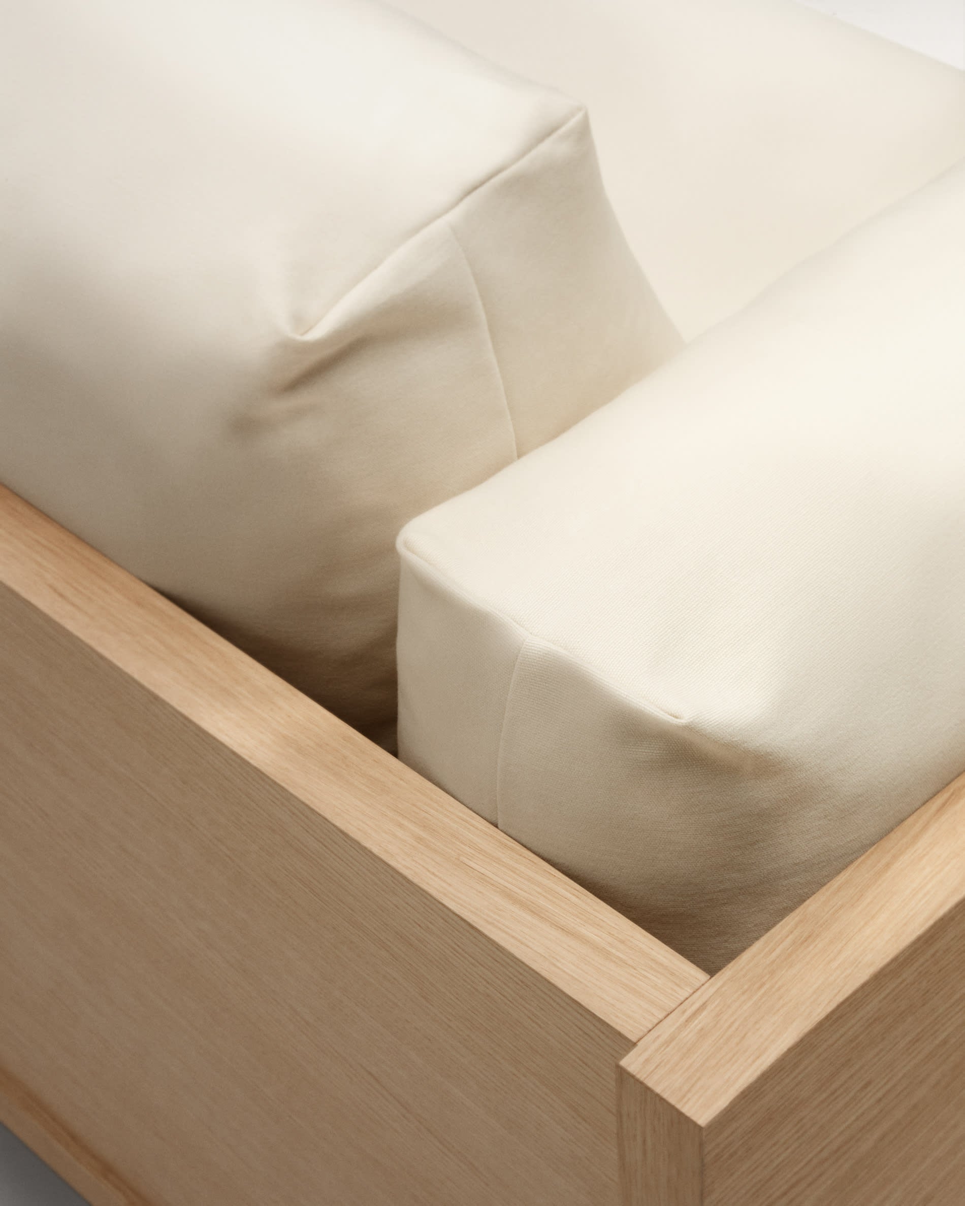 Modernes 3-Sitzer-Sofa in Beige, 225 cm, gefertigt aus FSC-zertifizierten Materialien, perfekt für nachhaltiges Wohnen.