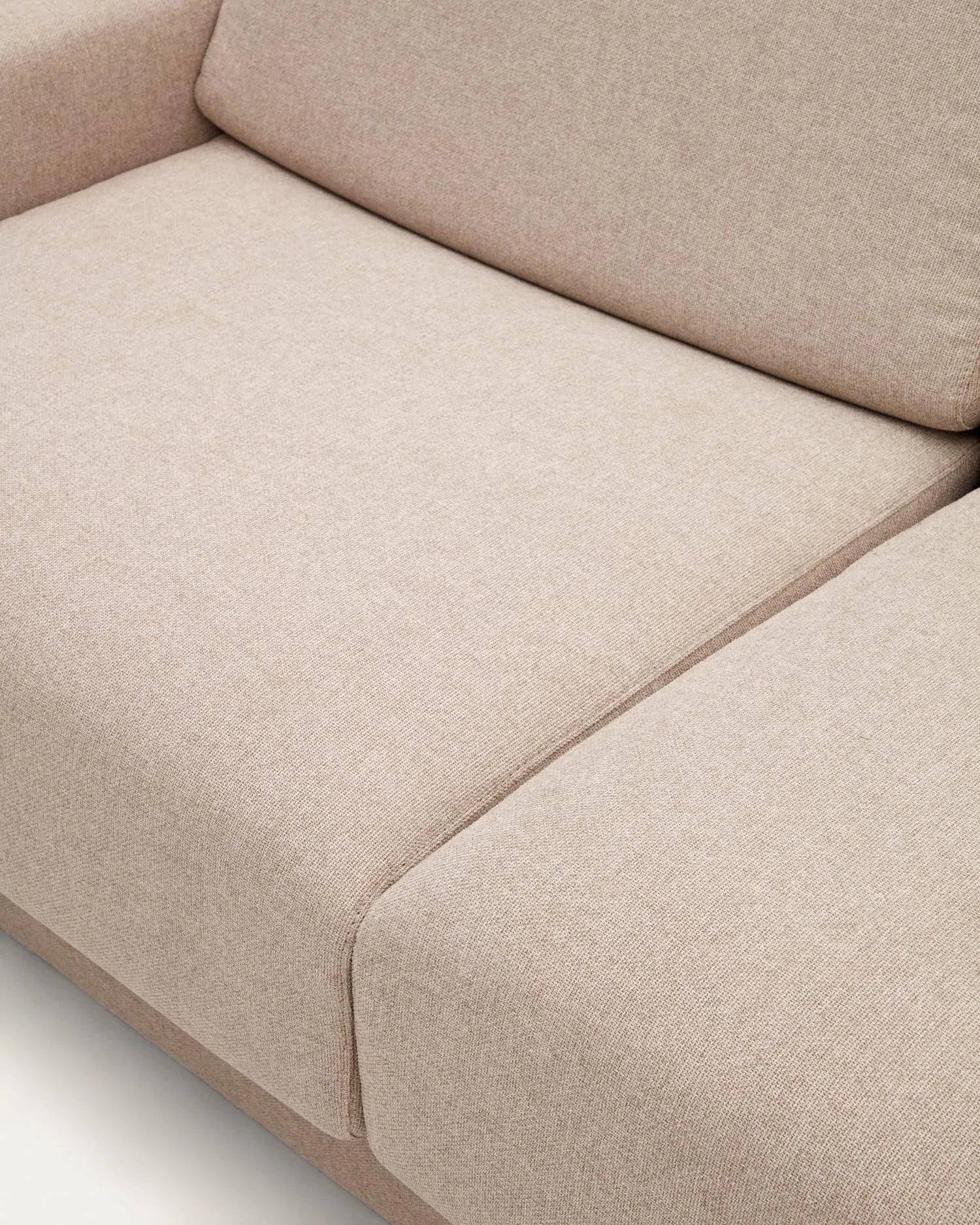 Das Anley 3-Sitzer-Sofa in Beige (224 cm) von Kave Home kombiniert modernes Design mit nachhaltigen Materialien (FSC-zertifiziert).