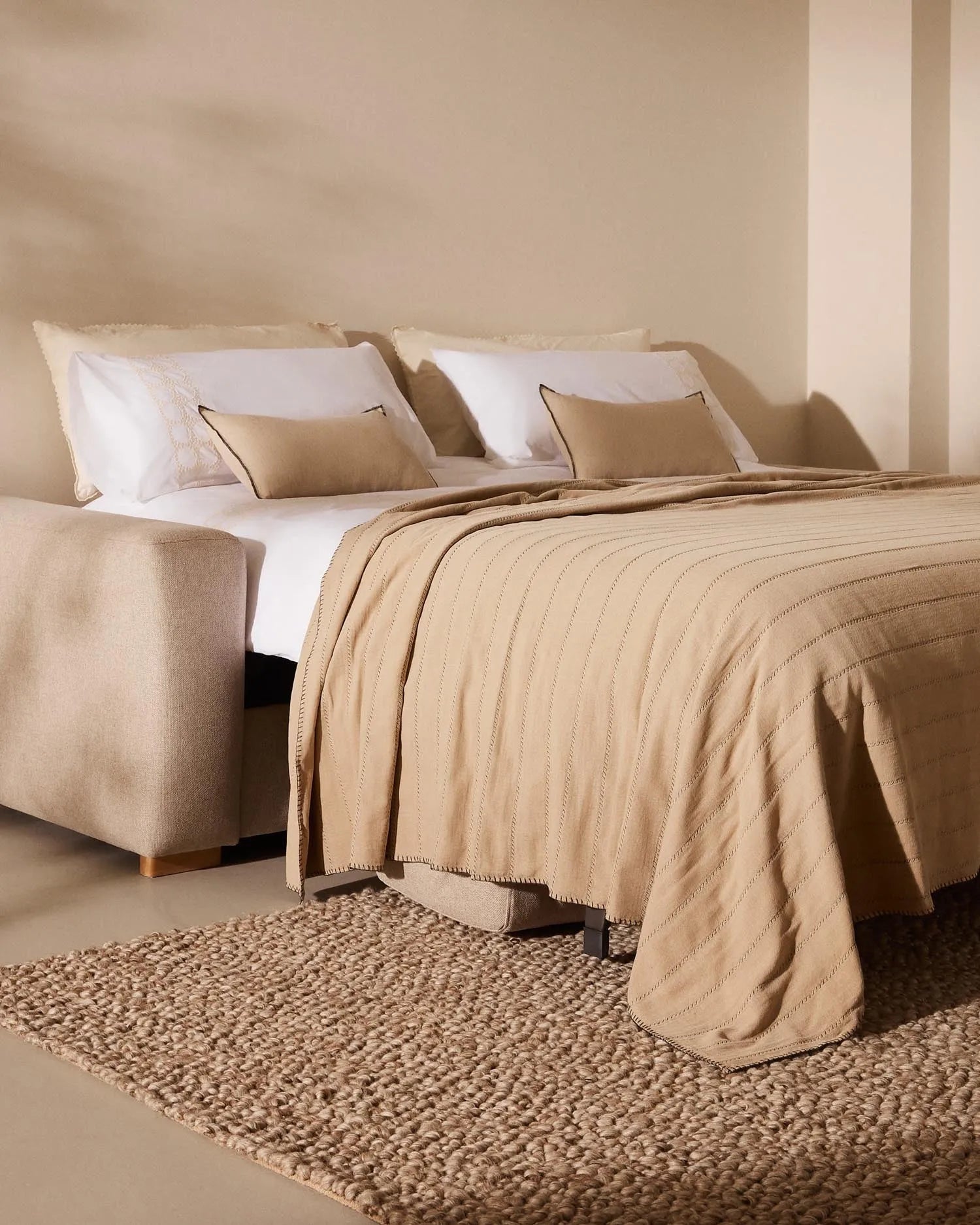Das Anley 2-Sitzer-Bettsofa in Beige (204 cm) von Kave Home bietet stilvolles Design und nachhaltige FSC-zertifizierte Materialien.