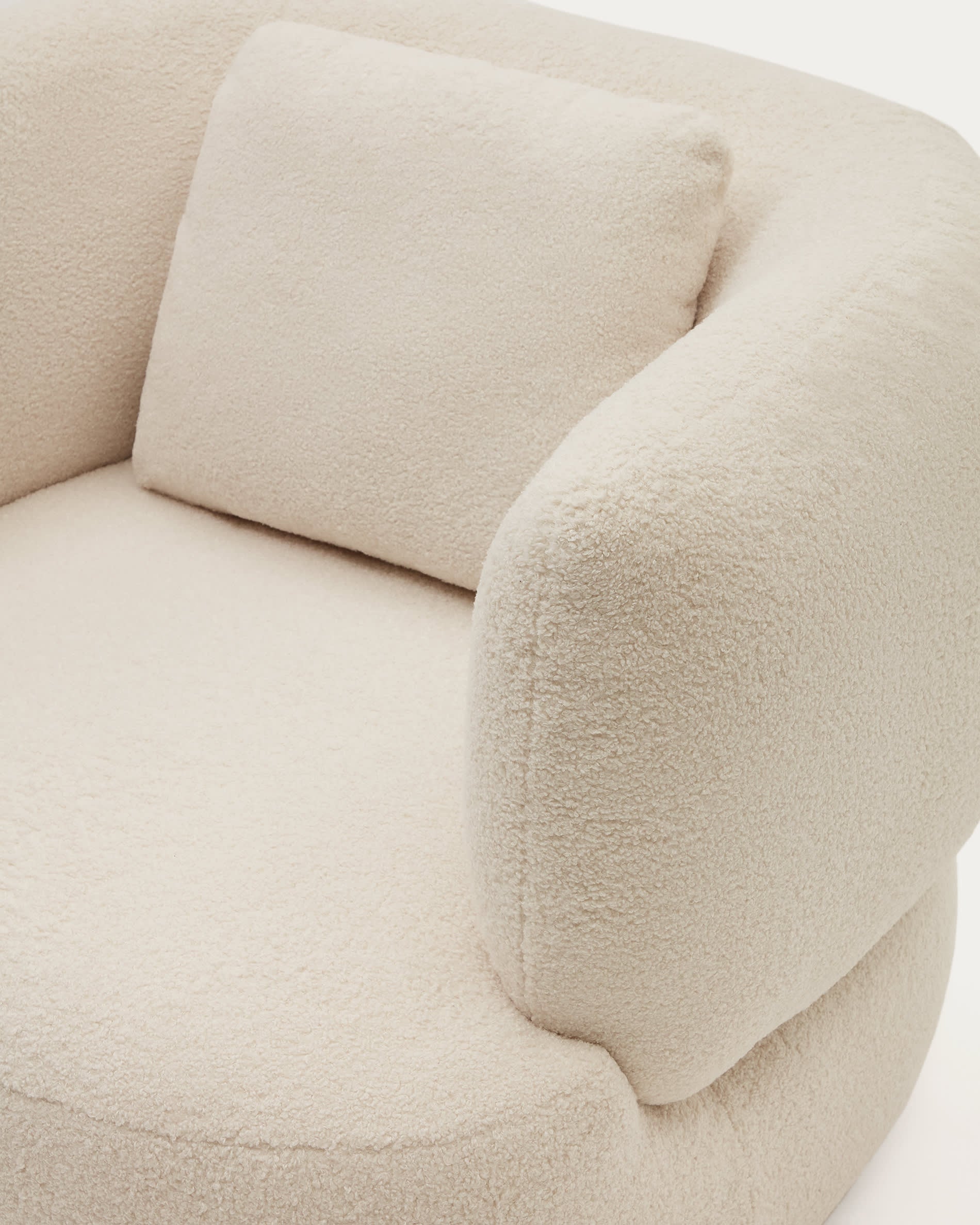 Eleganter Sessel Martina in Ecru mit Kissen, Lammfelloptik und FSC Mix Credit von Kave Home – ideal für stilvolles und nachhaltiges Wohnen.