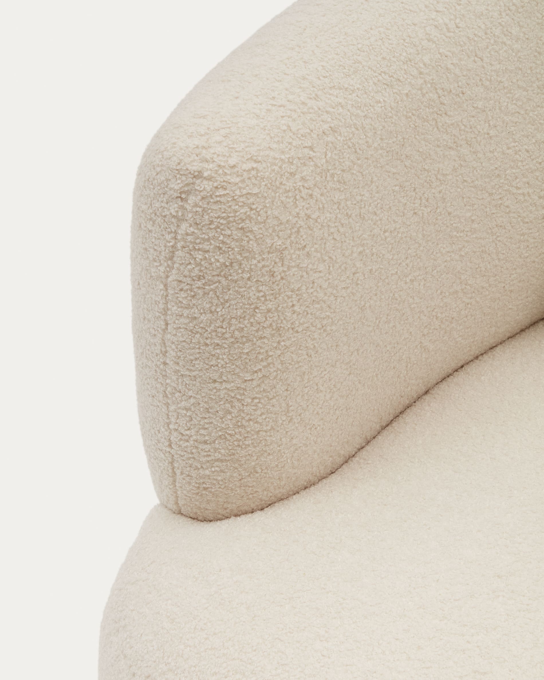 Eleganter Sessel Martina in Ecru mit Kissen und Lammfelloptik von Kave Home – ideal für nachhaltiges Wohnen und höchsten Komfort.