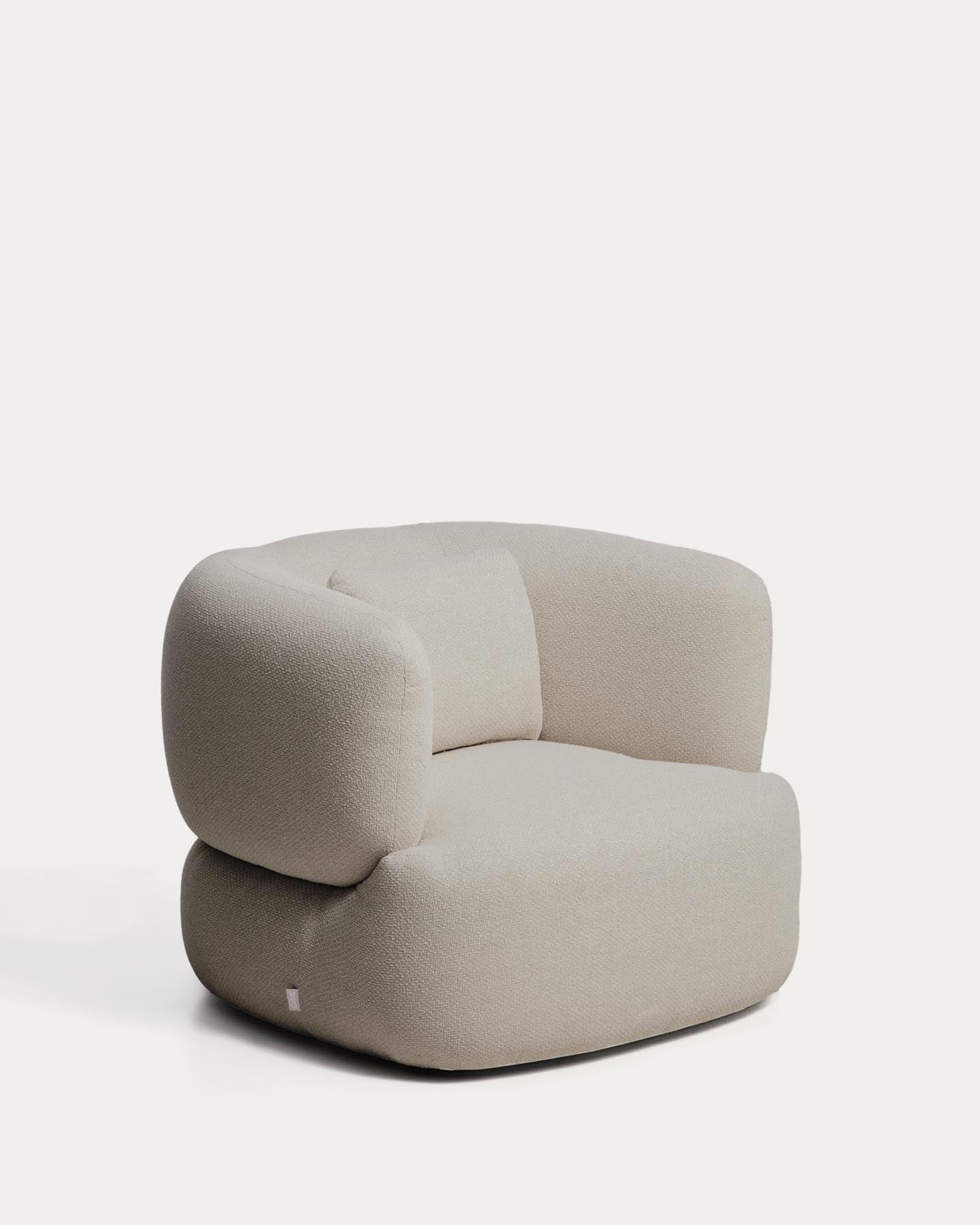 Schwer entflammbarer Sessel Martina mit Kissen in Chenille in Steinton FSC Mix Credit in Steinfarben präsentiert im Onlineshop von KAQTU Design AG. Sessel ist von Kave Home