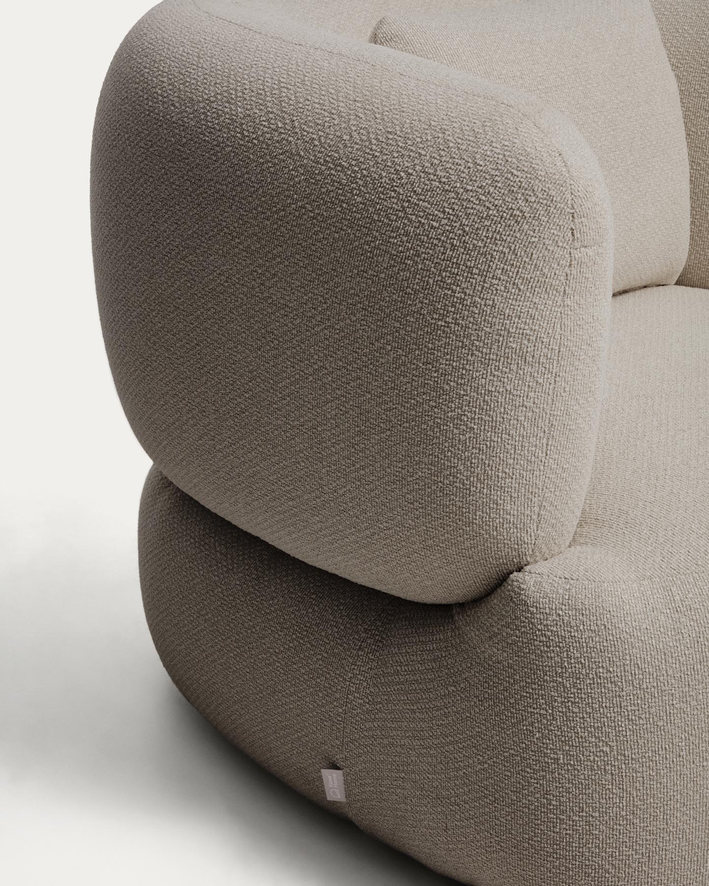 Sessel Martina mit Kissen in Chenille in Steinton FSC Mix Credit in Steinfarben präsentiert im Onlineshop von KAQTU Design AG. Sessel ist von Kave Home