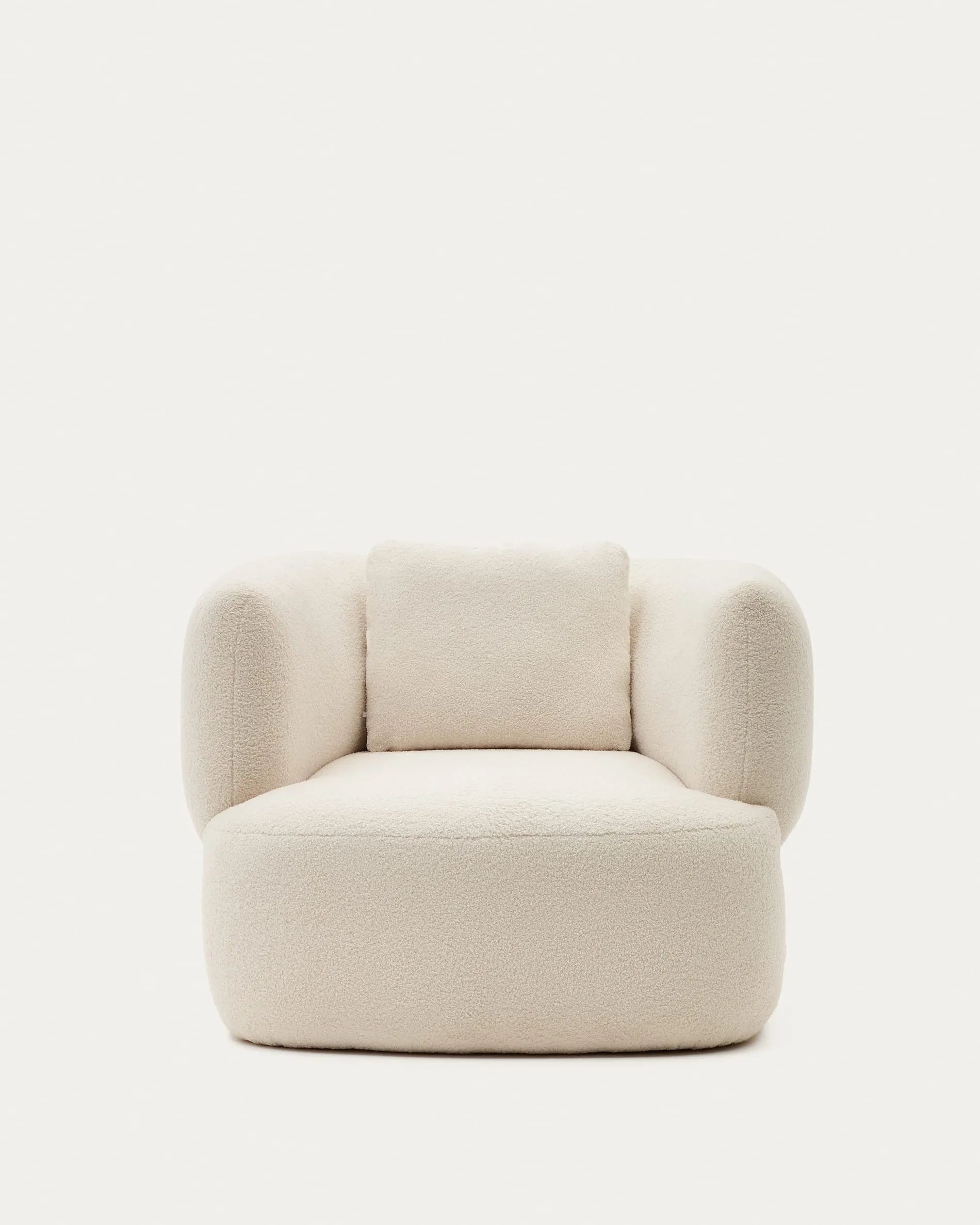 Eleganter Drehsessel in Ecru-Bouclé mit Kissen, FSC-zertifiziert, von Kave Home – stilvoll und nachhaltig.