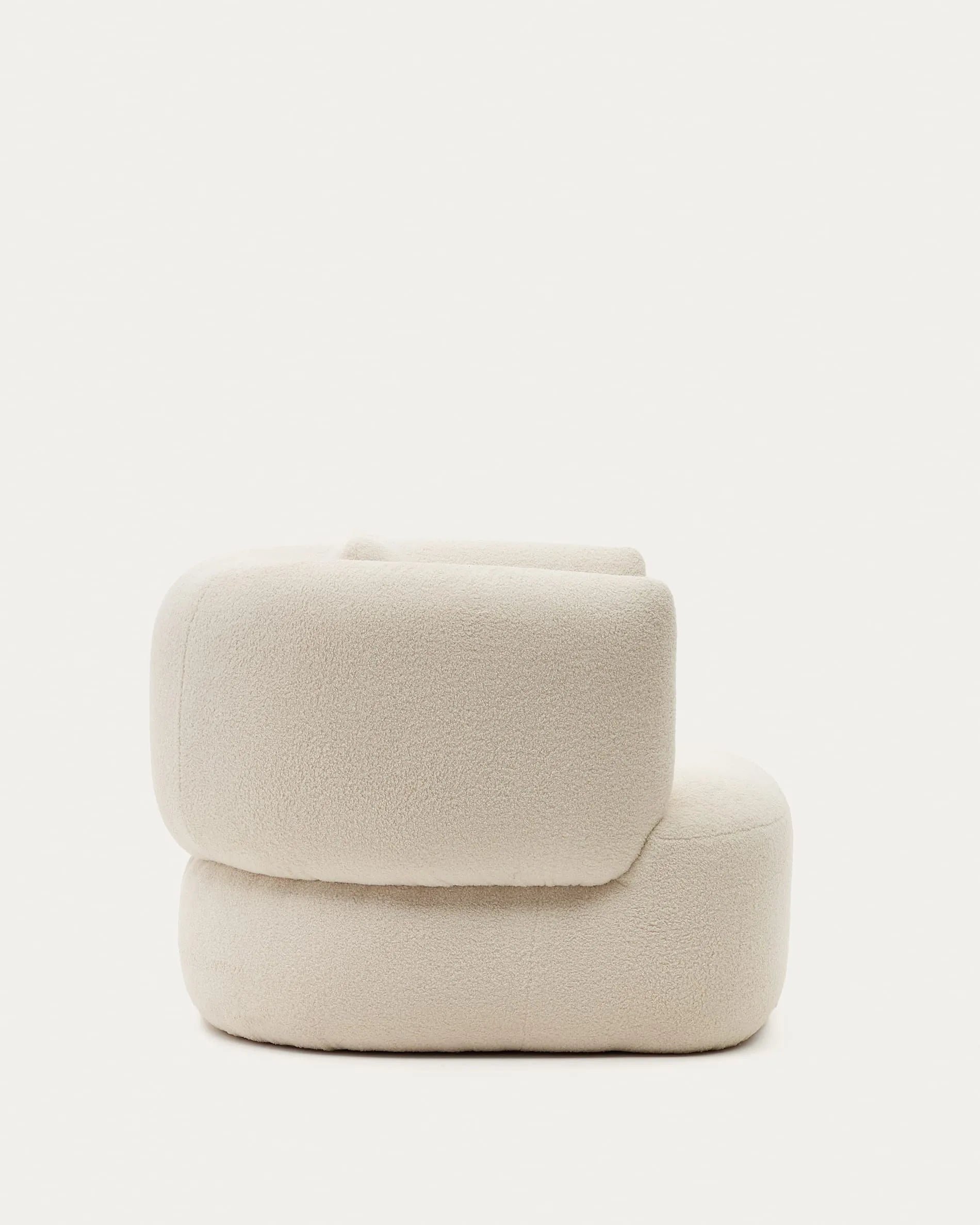 Eleganter Drehsessel in Ecru-Bouclé mit Kissen, FSC-zertifiziert, von Kave Home – stilvoll, bequem und nachhaltig.