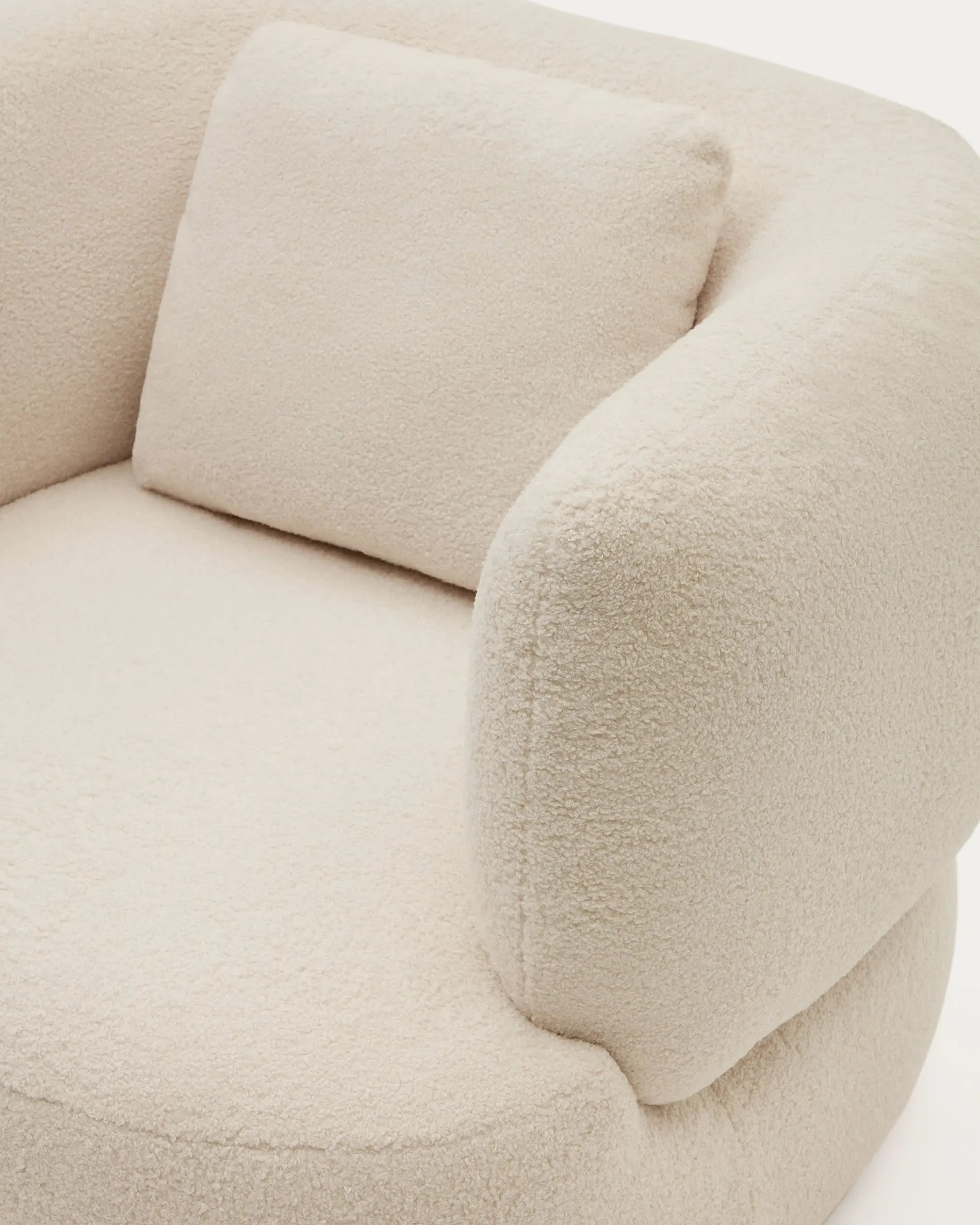 Eleganter Drehsessel in Ecru-Bouclé mit Kissen, FSC-zertifiziert, von Kave Home – modern, bequem und nachhaltig designt.