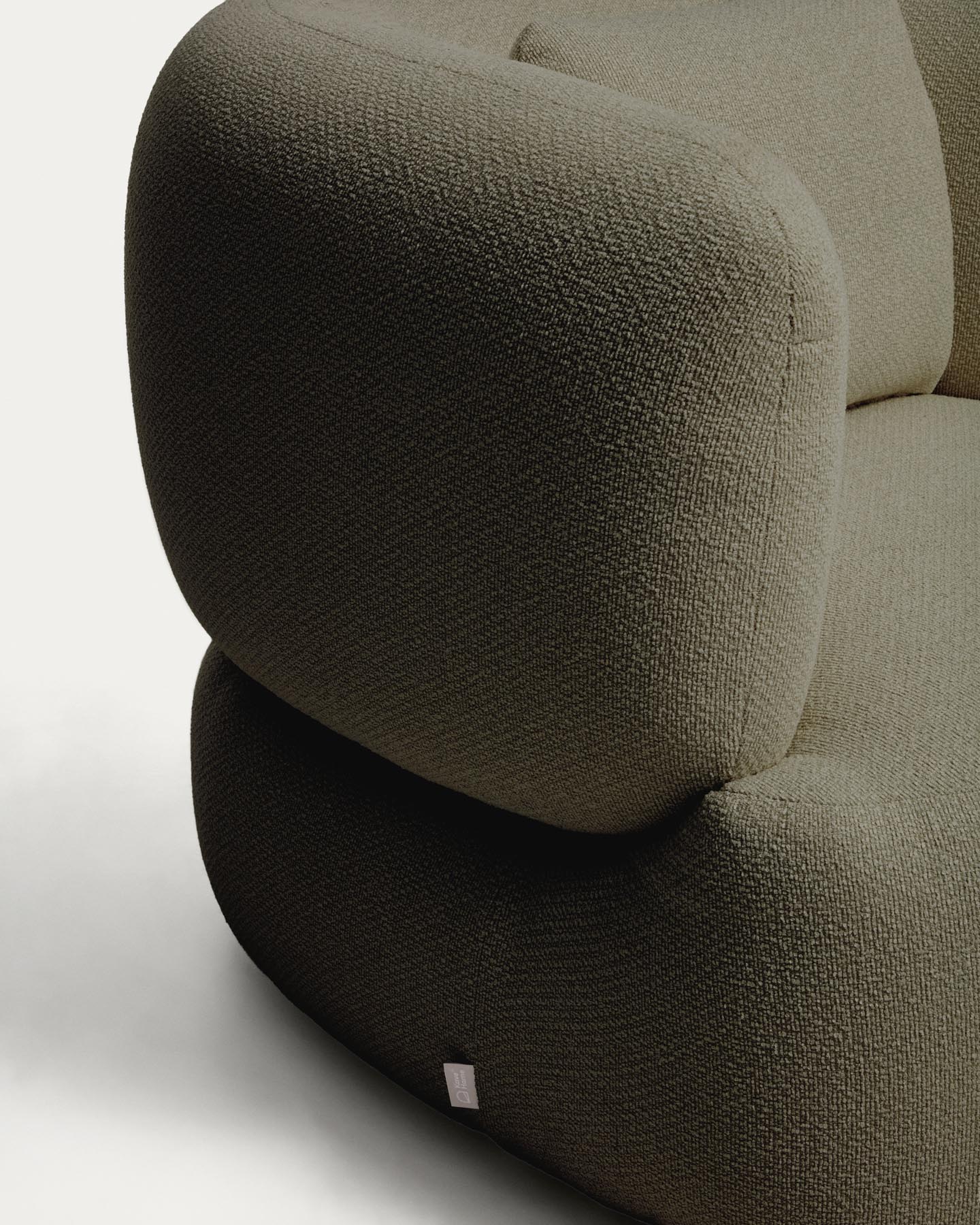 Drehsessel Martina mit Kissen mit Chenille in Grün FSC Mix Credit in Grün präsentiert im Onlineshop von KAQTU Design AG. Drehsessel ist von Kave Home
