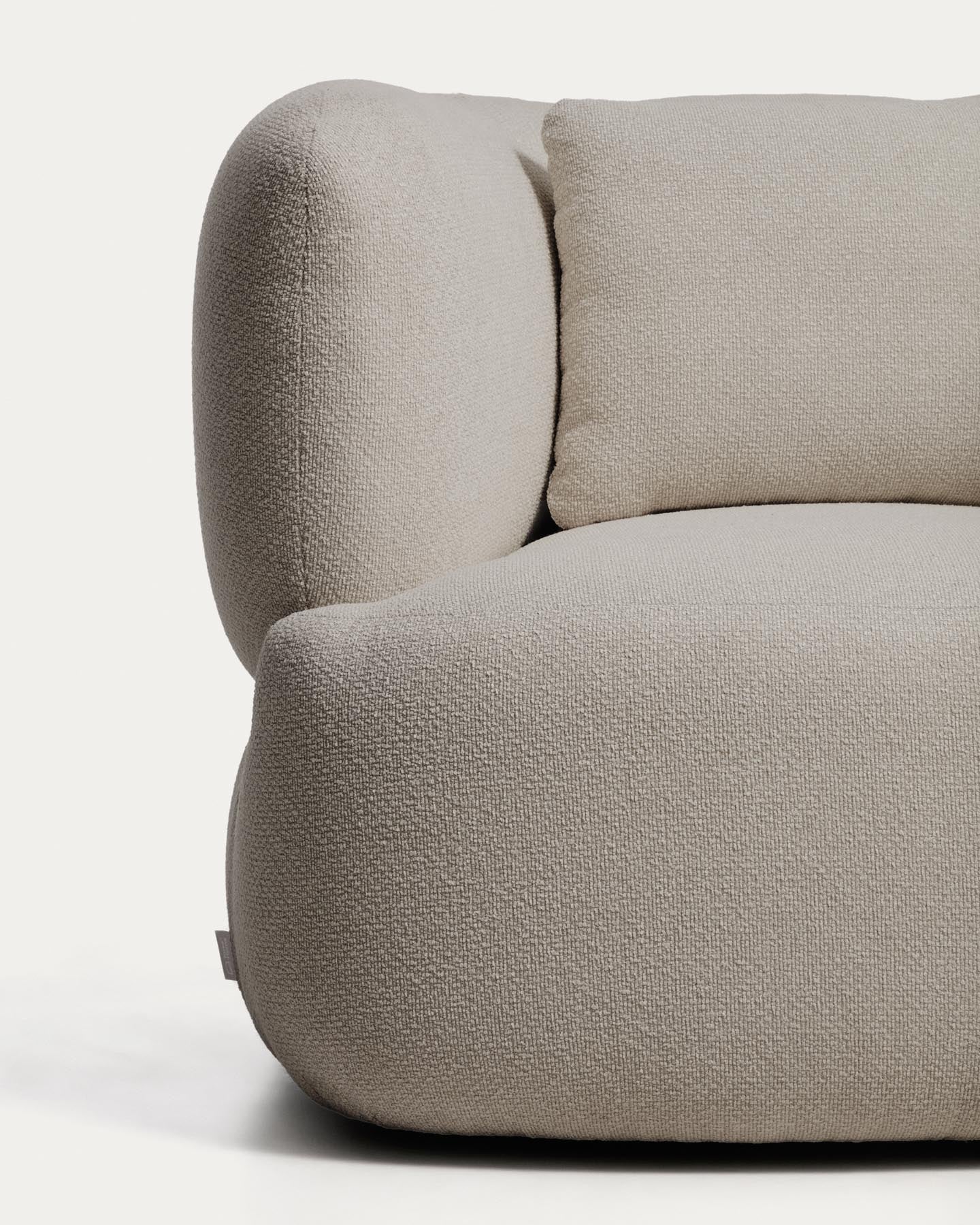 Drehsessel Martina mit Kissen mit Chenille in Steinton FSC Mix Credit in Steinfarben präsentiert im Onlineshop von KAQTU Design AG. Drehsessel ist von Kave Home