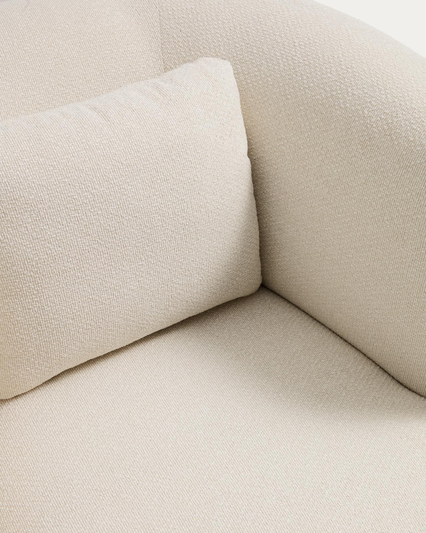 Drehsessel mit Kissen Martina aus Chenille in Ecru FSC Mix Credit in Ecru präsentiert im Onlineshop von KAQTU Design AG. Drehsessel ist von Kave Home