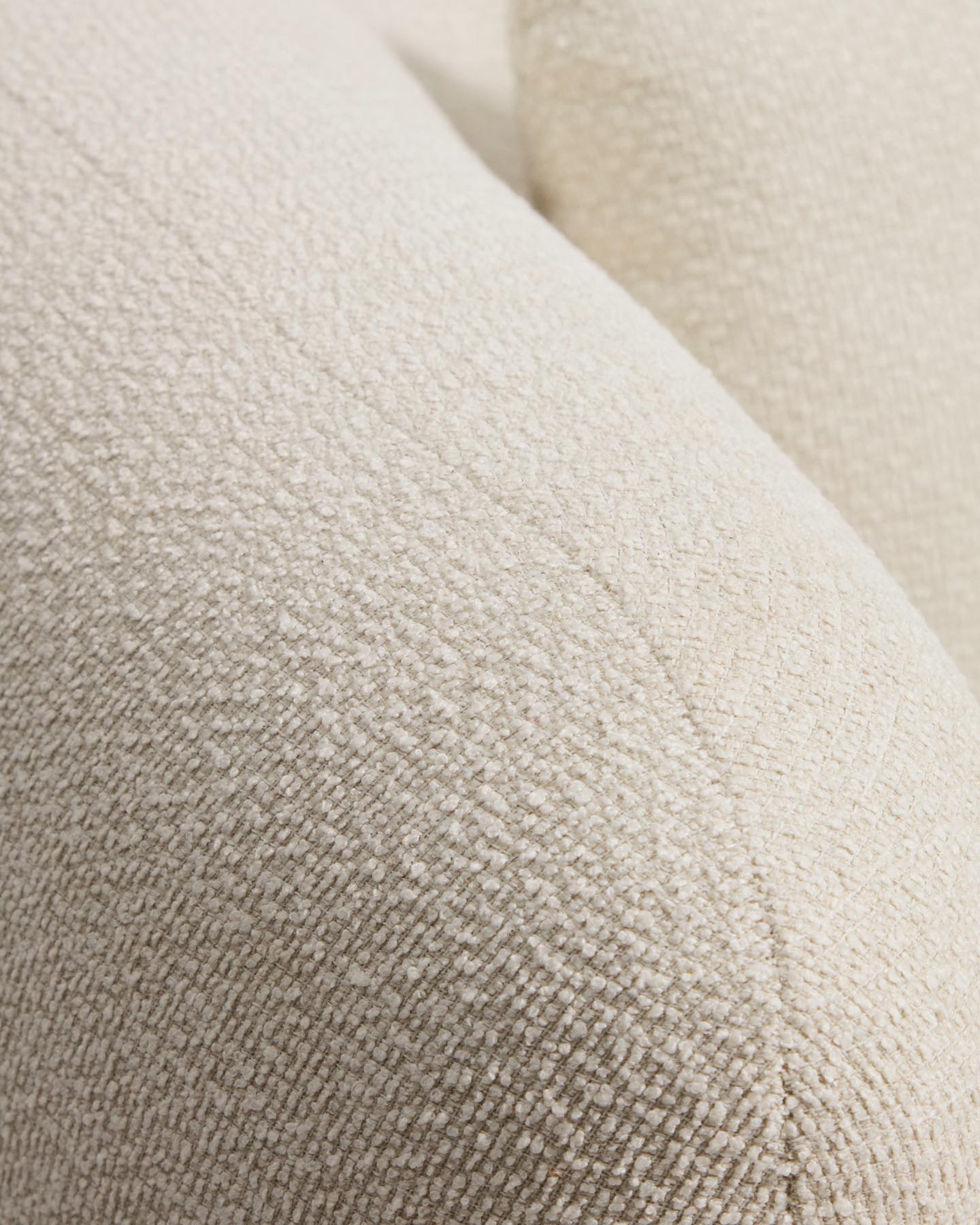 Drehsessel mit Kissen Martina aus Chenille in Ecru FSC Mix Credit in Ecru präsentiert im Onlineshop von KAQTU Design AG. Drehsessel ist von Kave Home