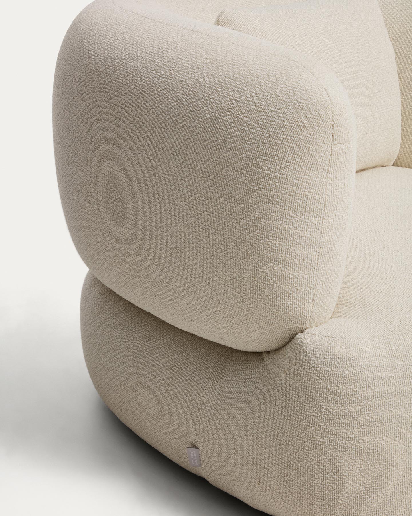 Drehsessel mit Kissen Martina aus Chenille in Ecru FSC Mix Credit in Ecru präsentiert im Onlineshop von KAQTU Design AG. Drehsessel ist von Kave Home