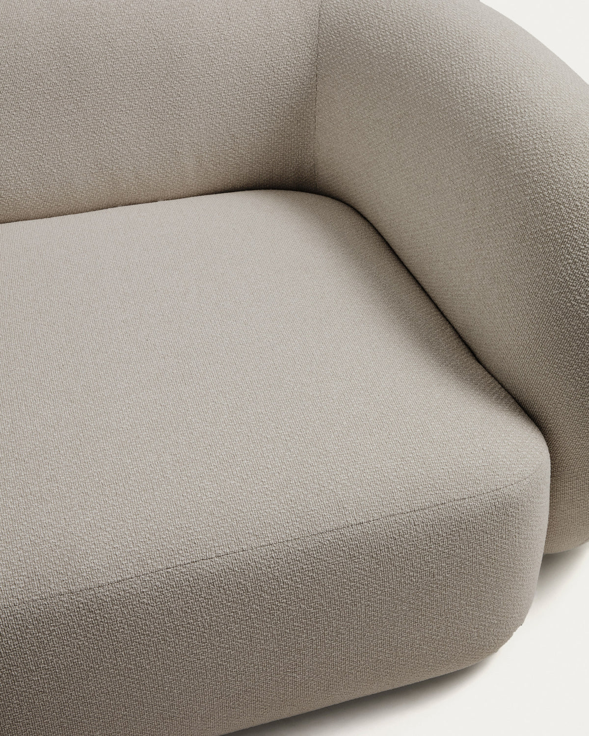 3-Sitzer-Sofa Martina in Lammfelloptik in Steinton 246 cm FSC Mix Credit in Steinfarben präsentiert im Onlineshop von KAQTU Design AG. 3er Sofa ist von Kave Home