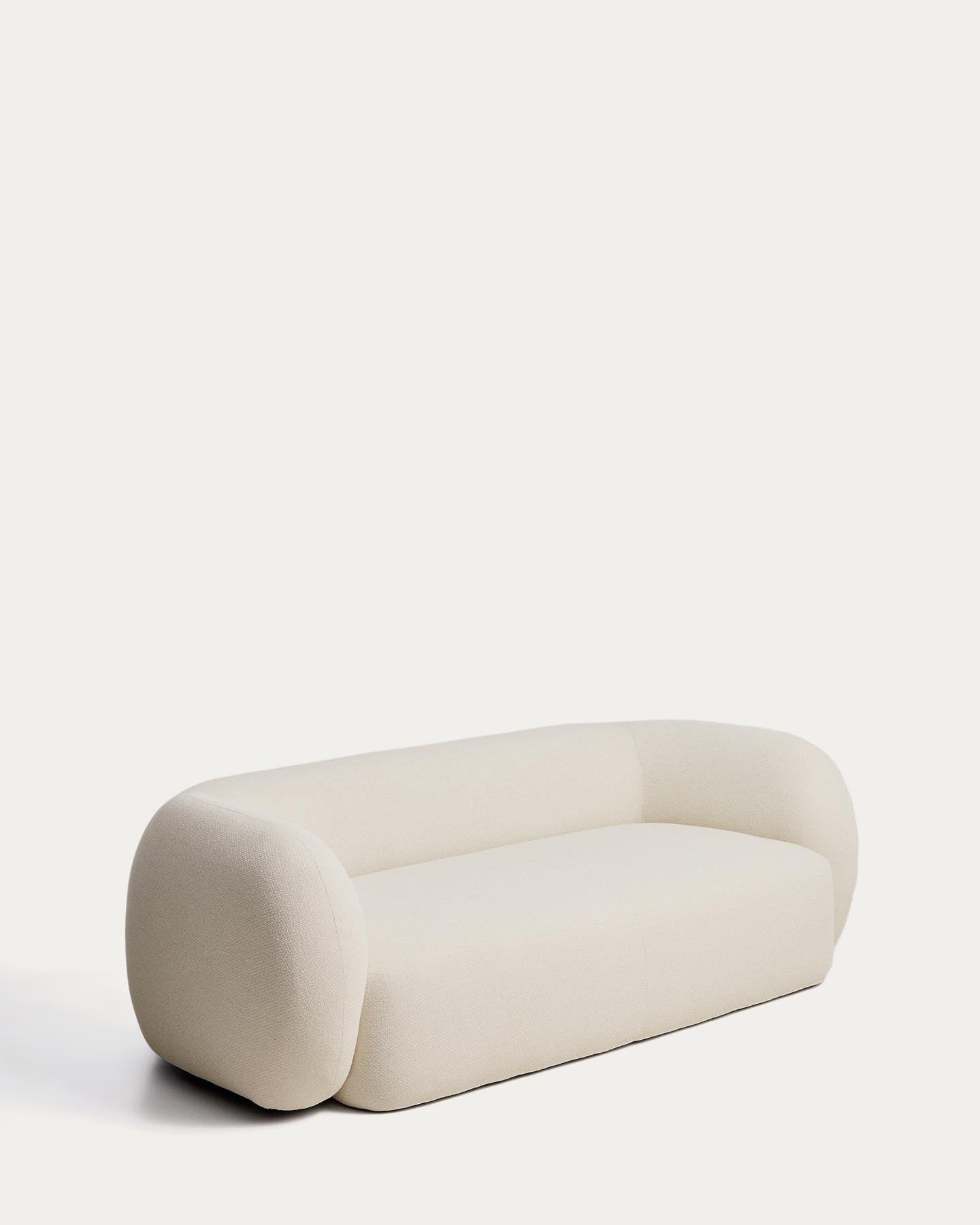 Schwer entflammbares 3-Sitzer-Sofa Martina aus Chenille in Ecru 246 cm FSC Mix Credit in Ecru präsentiert im Onlineshop von KAQTU Design AG. 3er Sofa ist von Kave Home