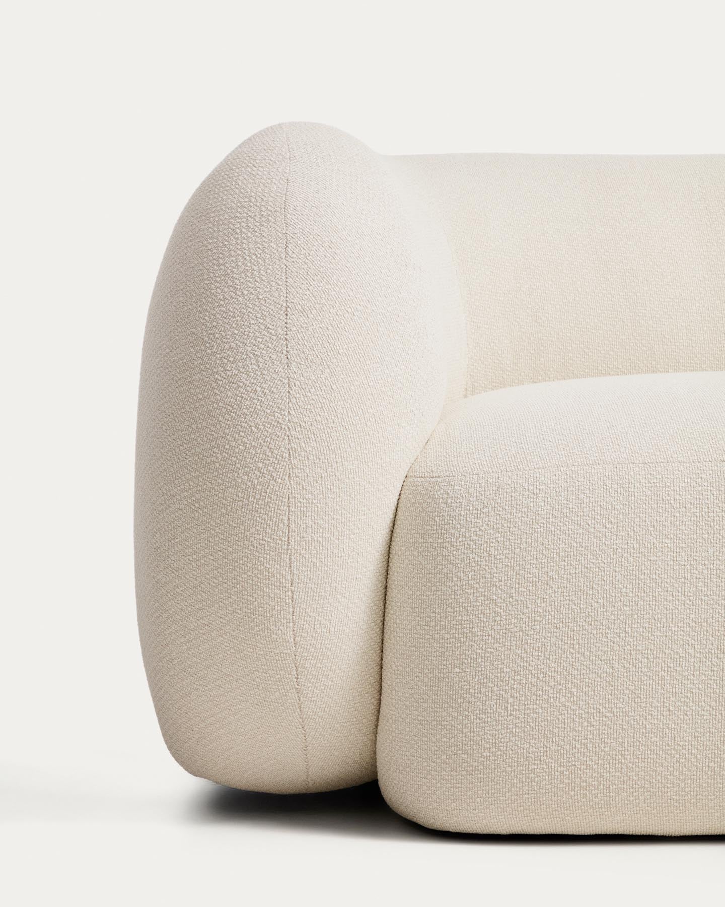 3-Sitzer-Sofa Martina aus Chenille in Ecru 246 cm FSC Mix Credit in Ecru präsentiert im Onlineshop von KAQTU Design AG. 3er Sofa ist von Kave Home
