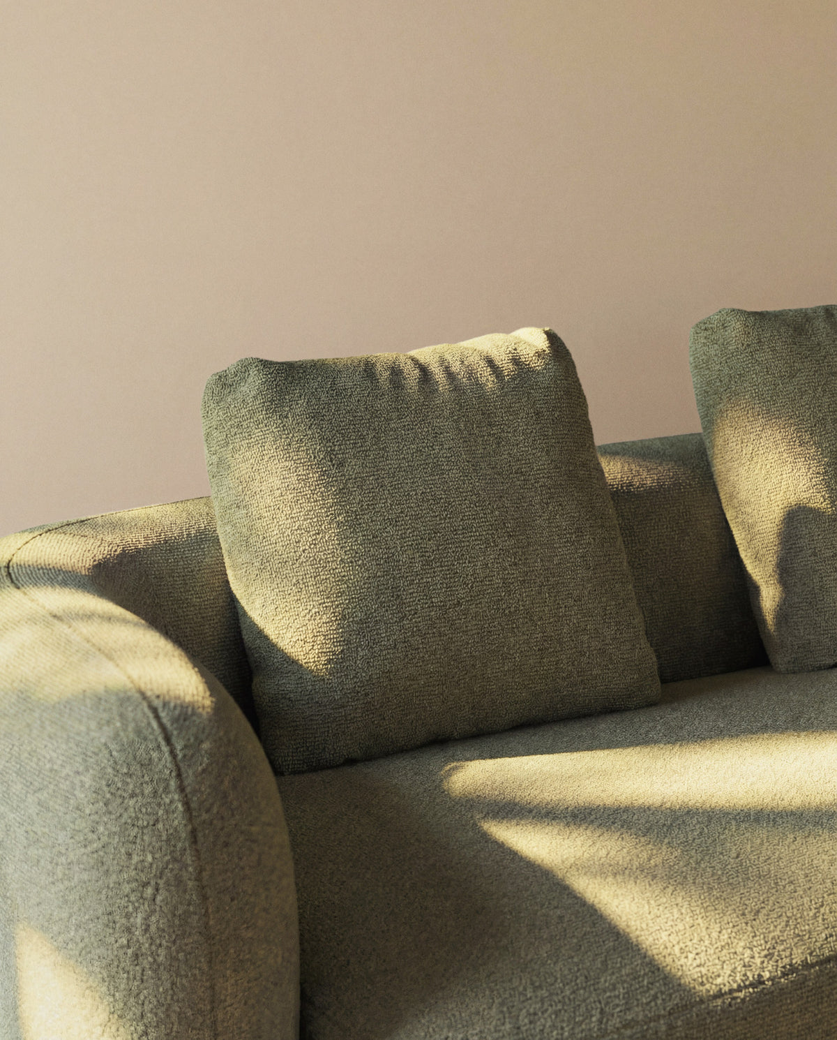 Schwer entflammbares Kissen Martina in grüner Chenille 60 x 52 cm in Grün präsentiert im Onlineshop von KAQTU Design AG. Deko Kissen ist von Kave Home