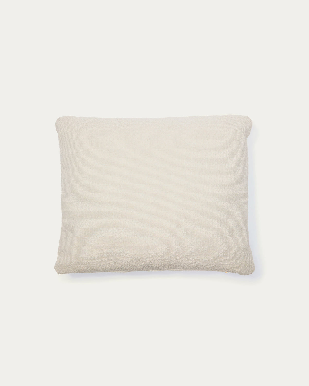 Schwer entflammbares Kissen Martina aus Chenille in Ecru 60 x 52 cm in Ecru präsentiert im Onlineshop von KAQTU Design AG. Deko Kissen ist von Kave Home