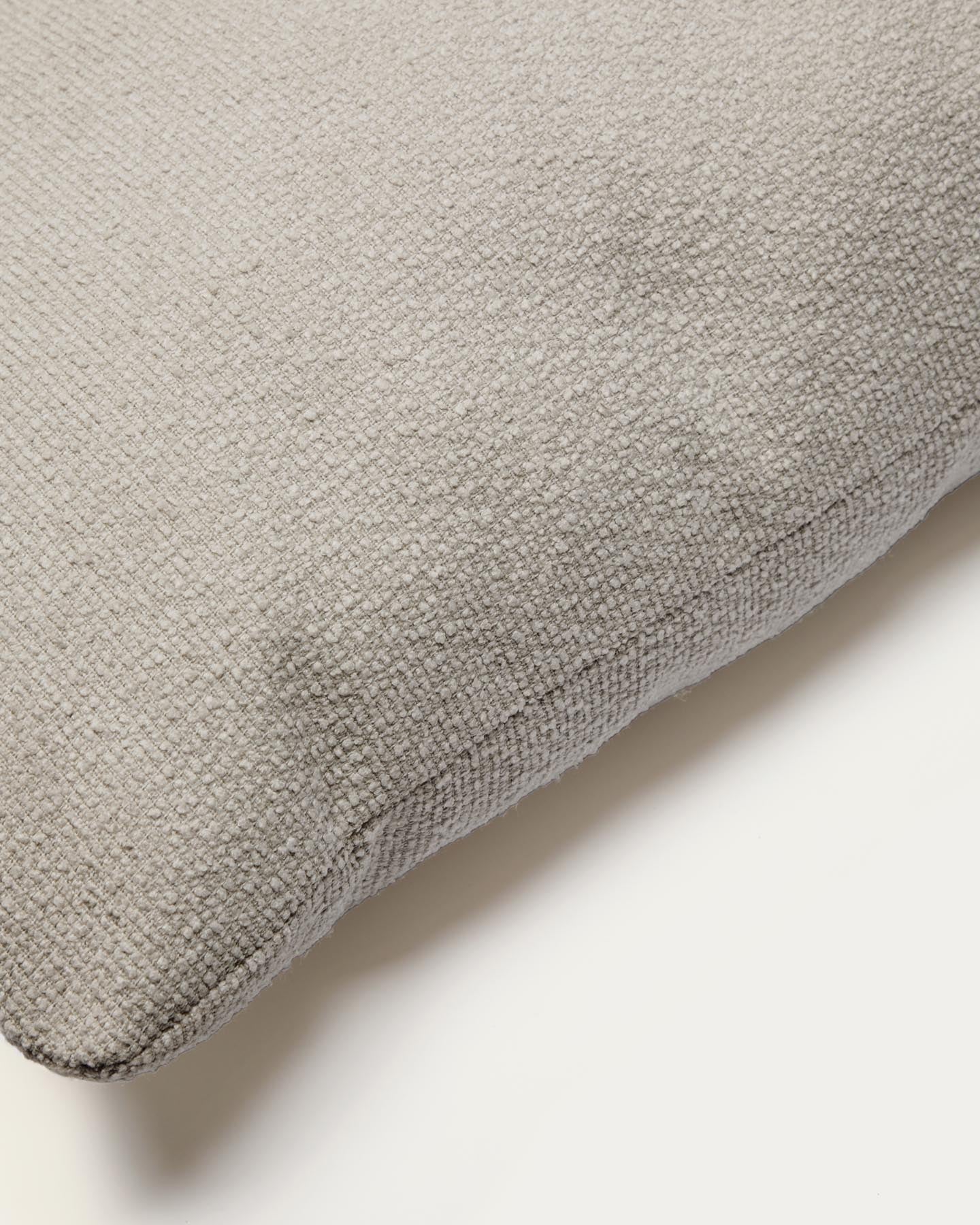 Schwer entflammbares Kissen Martina in Chenille in Steinton 52 x 52 cm in Steinfarben präsentiert im Onlineshop von KAQTU Design AG. Deko Kissen ist von Kave Home