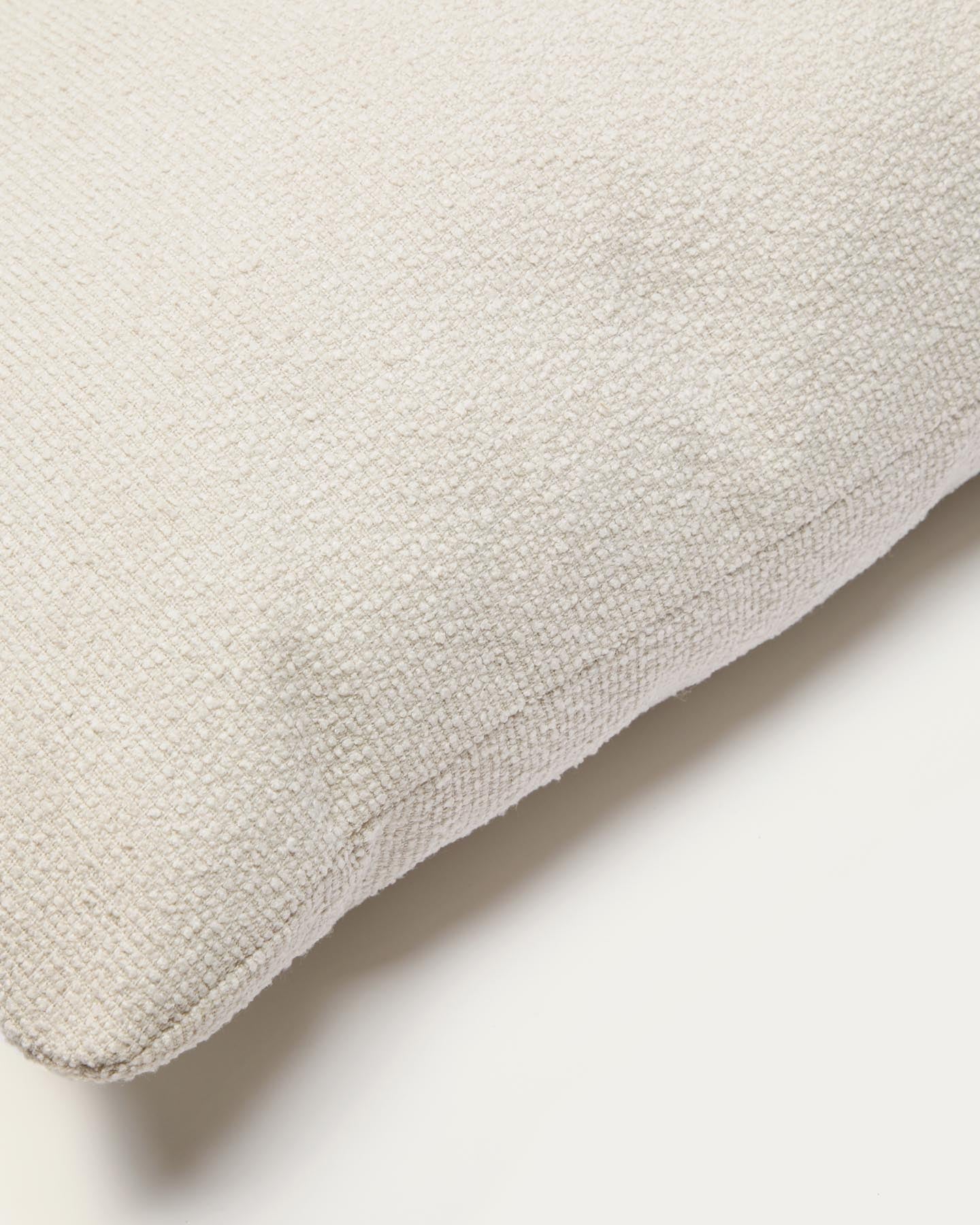 Schwer entflammbares Kissen Martina aus Chenille in Ecru 47 x 36 cm in Ecru präsentiert im Onlineshop von KAQTU Design AG. Deko Kissen ist von Kave Home
