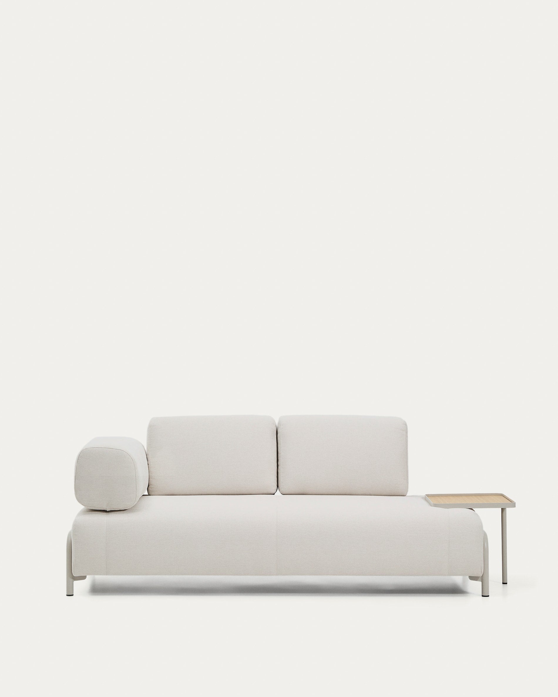 2-Sitzer-Sofa Compo aus Chenille in Ecru, großes Tablett mit Eichenfurnier und beiges Meta in Ecru präsentiert im Onlineshop von KAQTU Design AG. 2er Sofa ist von Kave Home