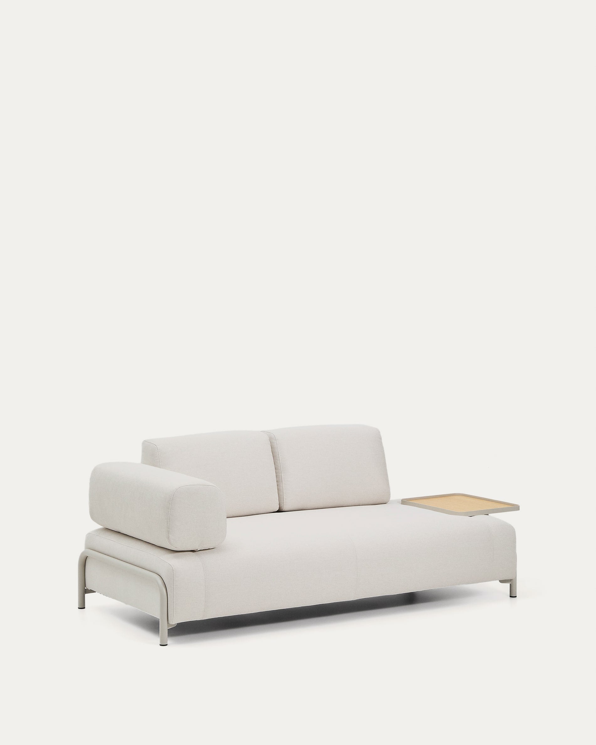 2-Sitzer-Sofa Compo aus Chenille in Ecru, großes Tablett mit Eichenfurnier und beiges Meta in Ecru präsentiert im Onlineshop von KAQTU Design AG. 2er Sofa ist von Kave Home
