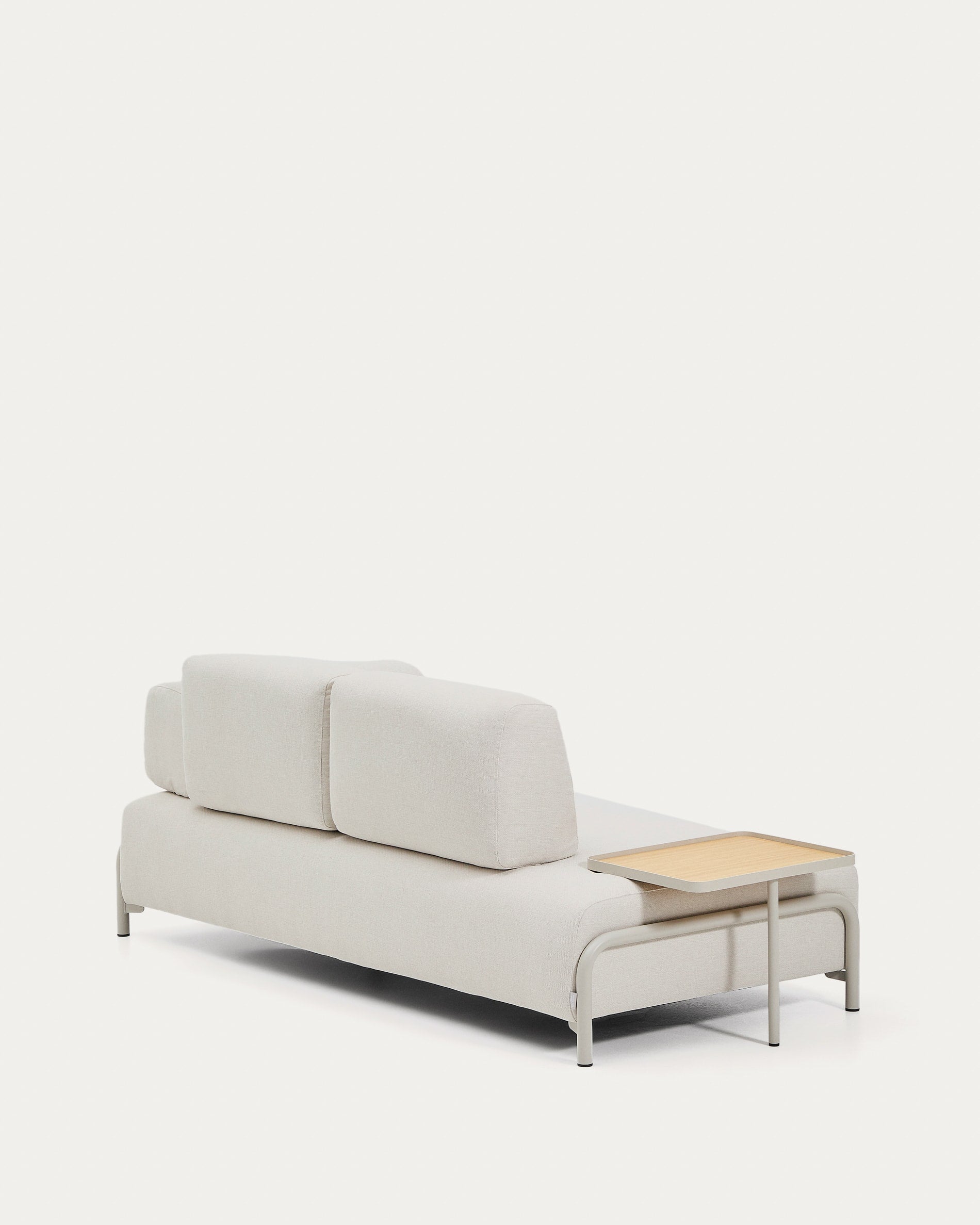 2-Sitzer-Sofa Compo aus Chenille in Ecru, großes Tablett mit Eichenfurnier und beiges Meta in Ecru präsentiert im Onlineshop von KAQTU Design AG. 2er Sofa ist von Kave Home