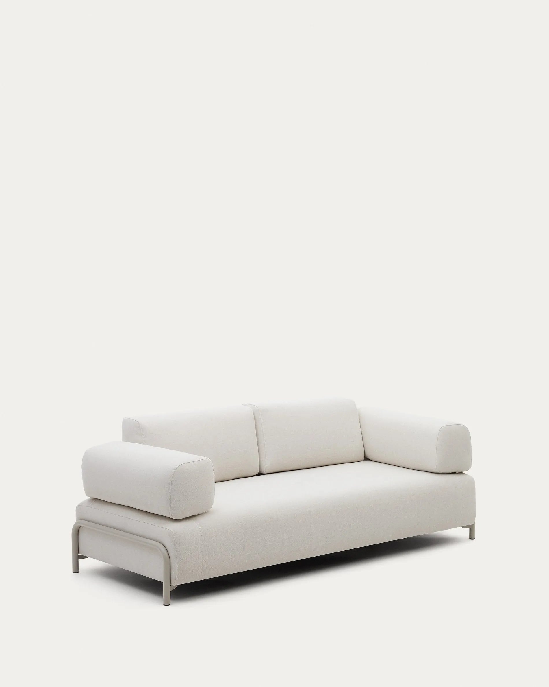 Elegantes 3-Sitzer-Sofa in Beige mit stabilem Metallgestell, ideal für stilvolle und komfortable Wohnräume.