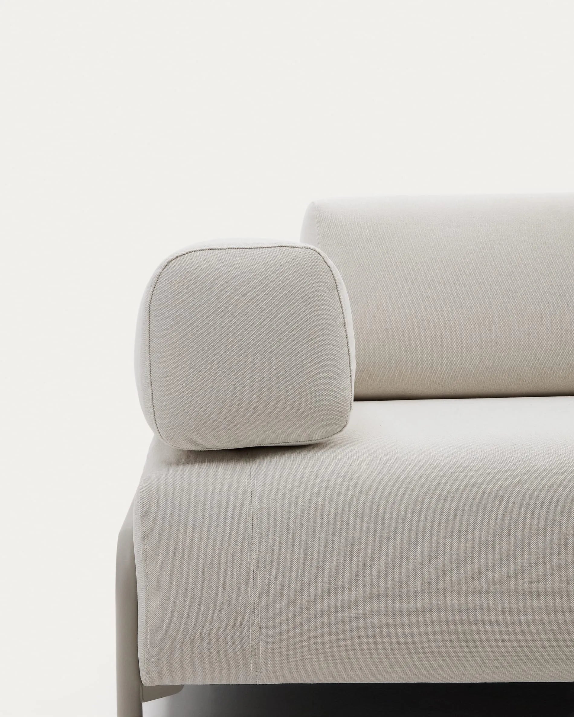 Stilvolles 3-Sitzer-Sofa von Kave Home, beige, 232 cm, mit stabilem Metallrahmen – ideal für zeitgemäße Wohnbereiche.