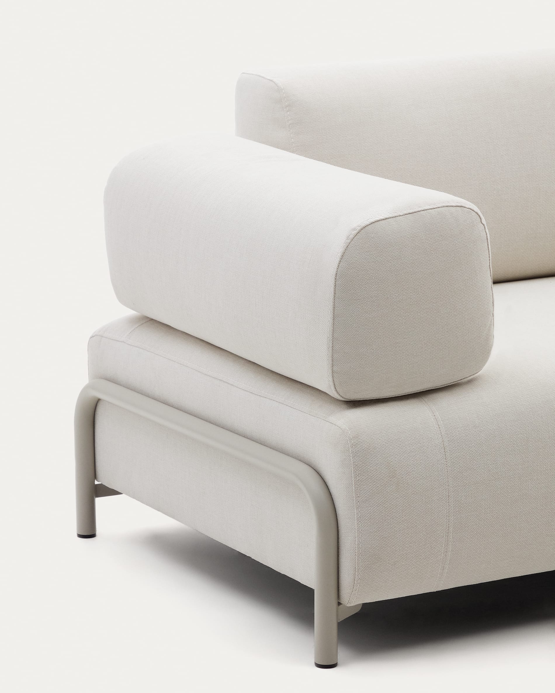 Elegantes 3-Sitzer-Sofa von Kave Home, beige, 232 cm, mit robustem Metallgestell – perfekt für moderne Wohnräume.