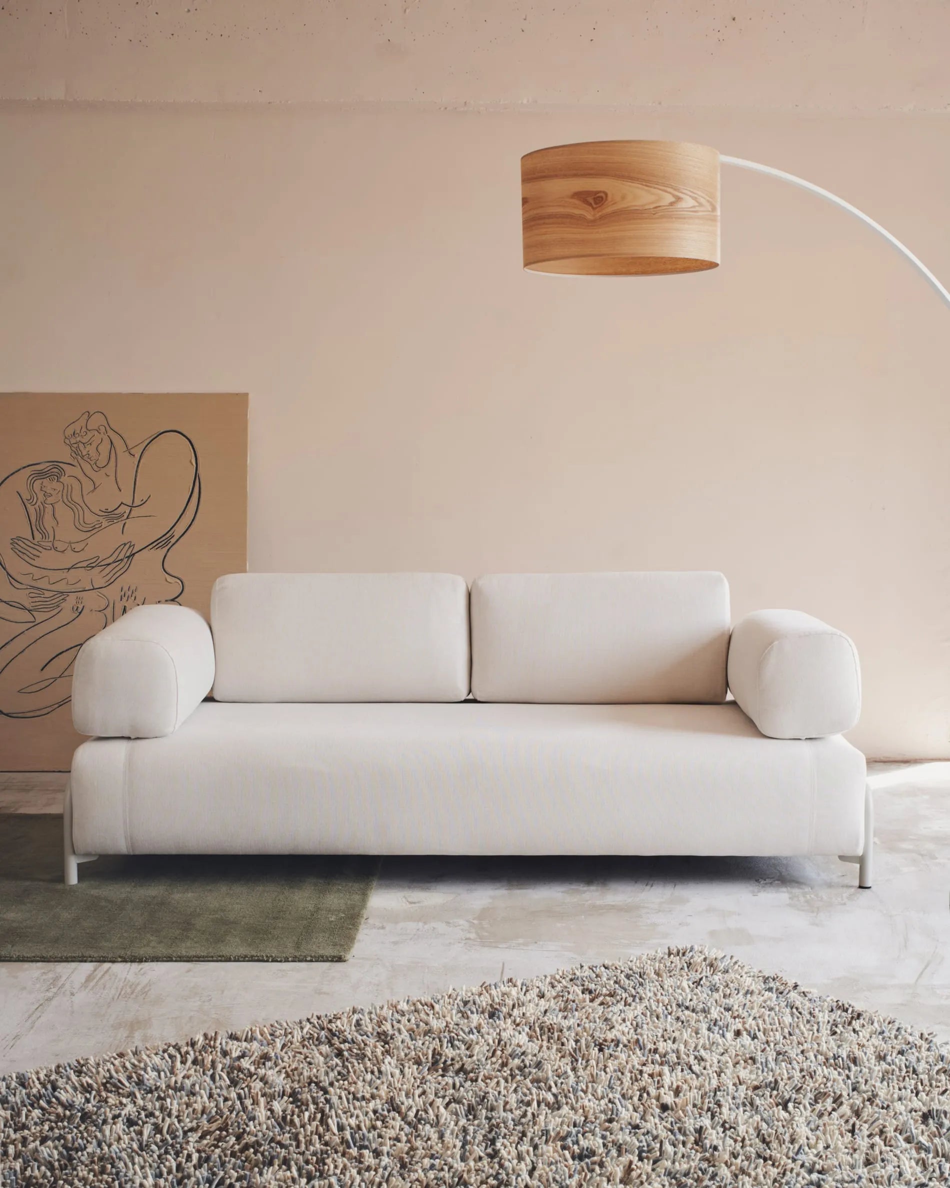 Elegantes 3-Sitzer-Sofa in Beige mit stabilem Metallgestell, ideal für stilvolle und komfortable Wohnräume.