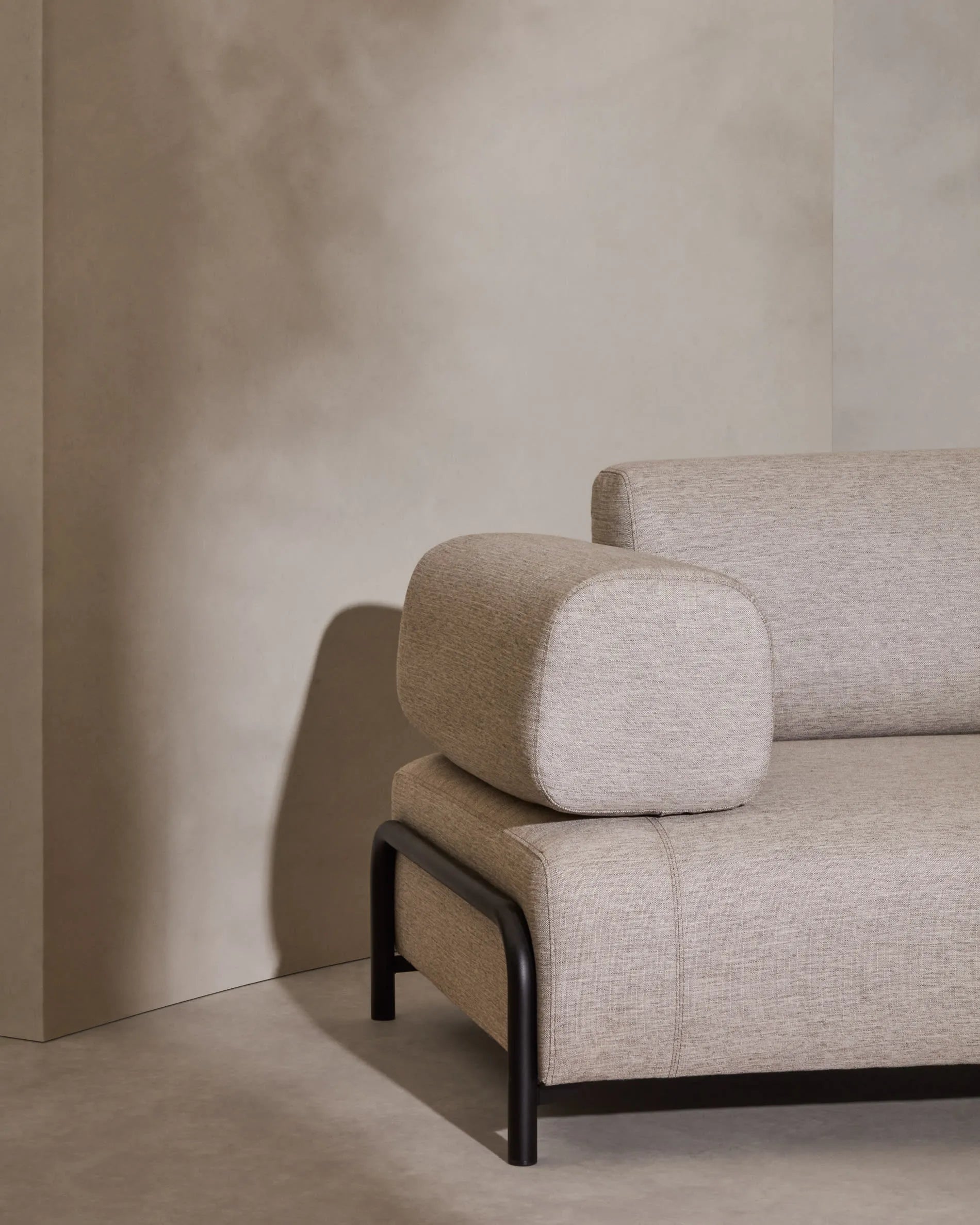 Modernes 3-Sitzer-Sofa von Kave Home, beige, 232 cm, mit stabilem Metallgestell – ideal für stilvolle Wohnräume.