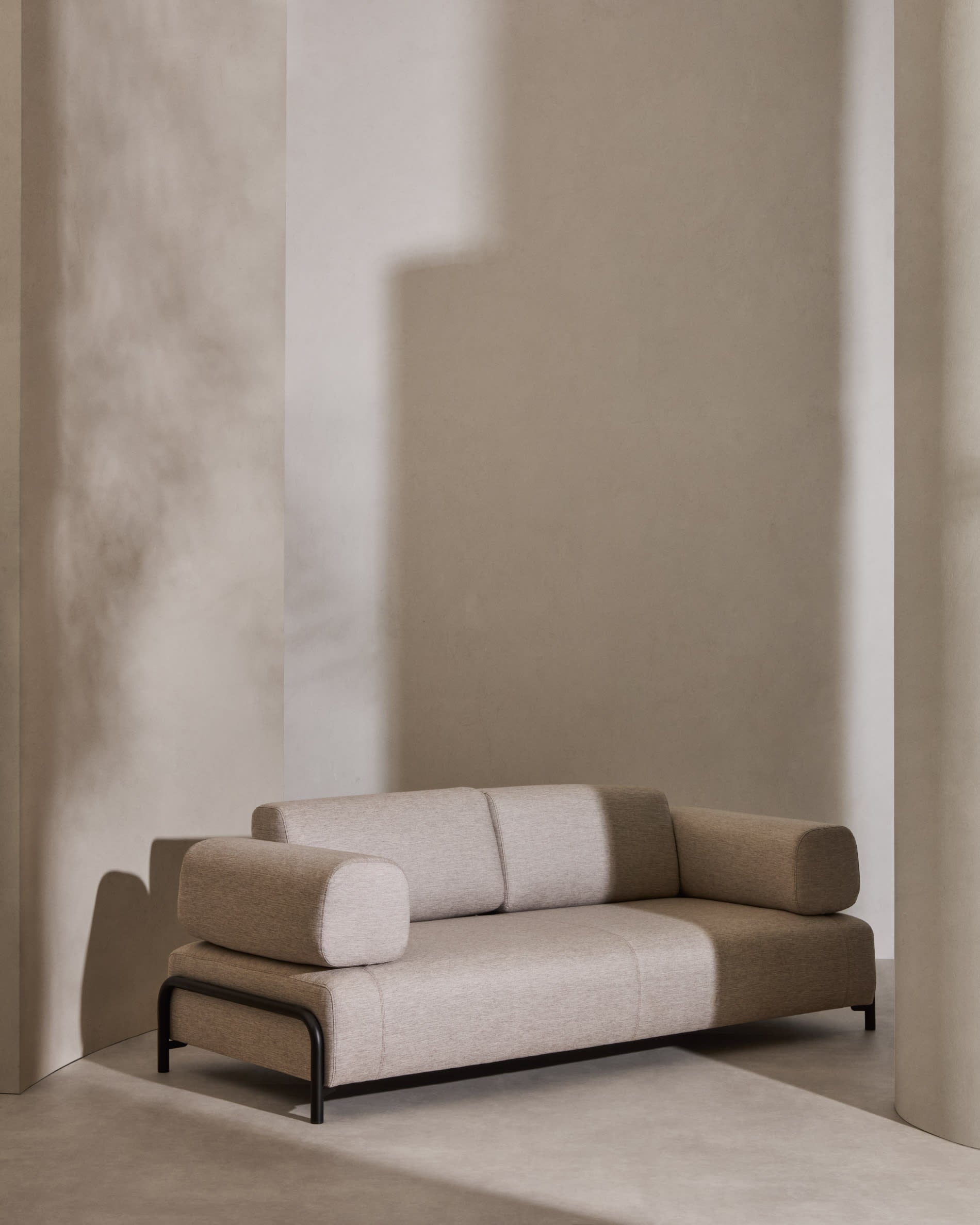 Elegantes 3-Sitzer-Sofa von Kave Home, beige, 232 cm, mit robustem Metallgestell – perfekt für moderne Wohnräume.