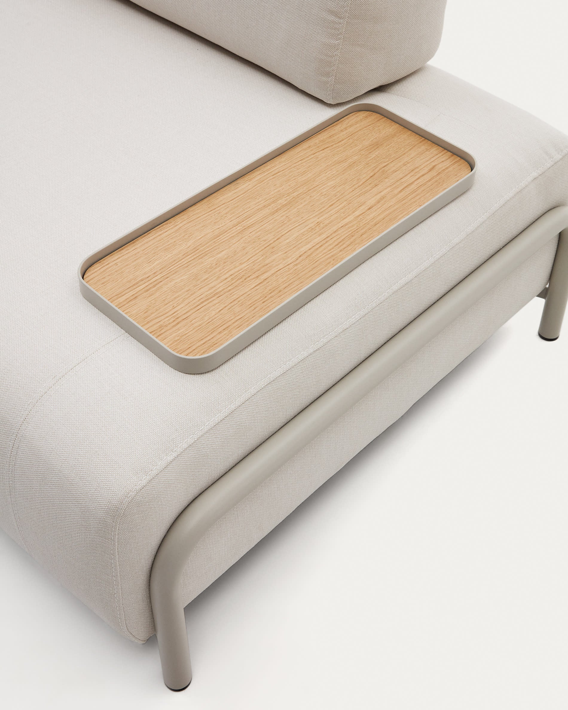 Elegantes 3-Sitzer-Sofa in Beige mit praktischem Tablett aus Eichenfurnier und stabilem Metallgestell, 232 cm breit, von Kave Home.