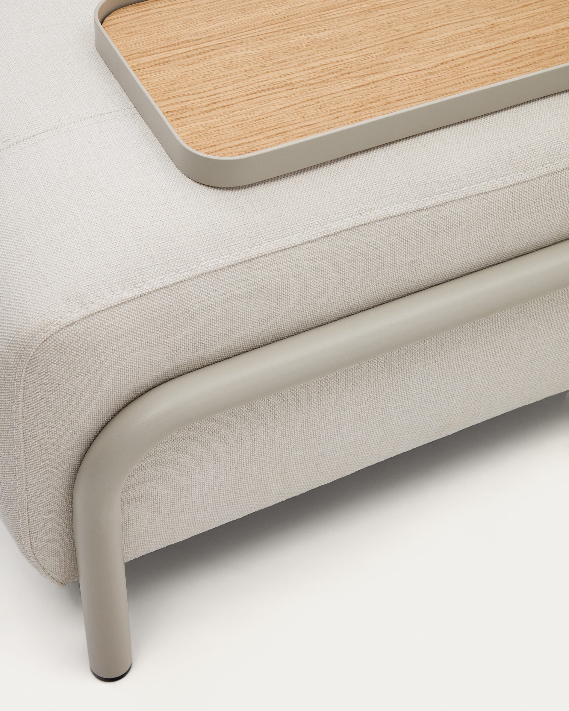Stilvolles 3-Sitzer-Sofa in Beige mit integriertem Tablett aus Eichenfurnier und robustem Metallgestell, 232 cm breit, von Kave Home.