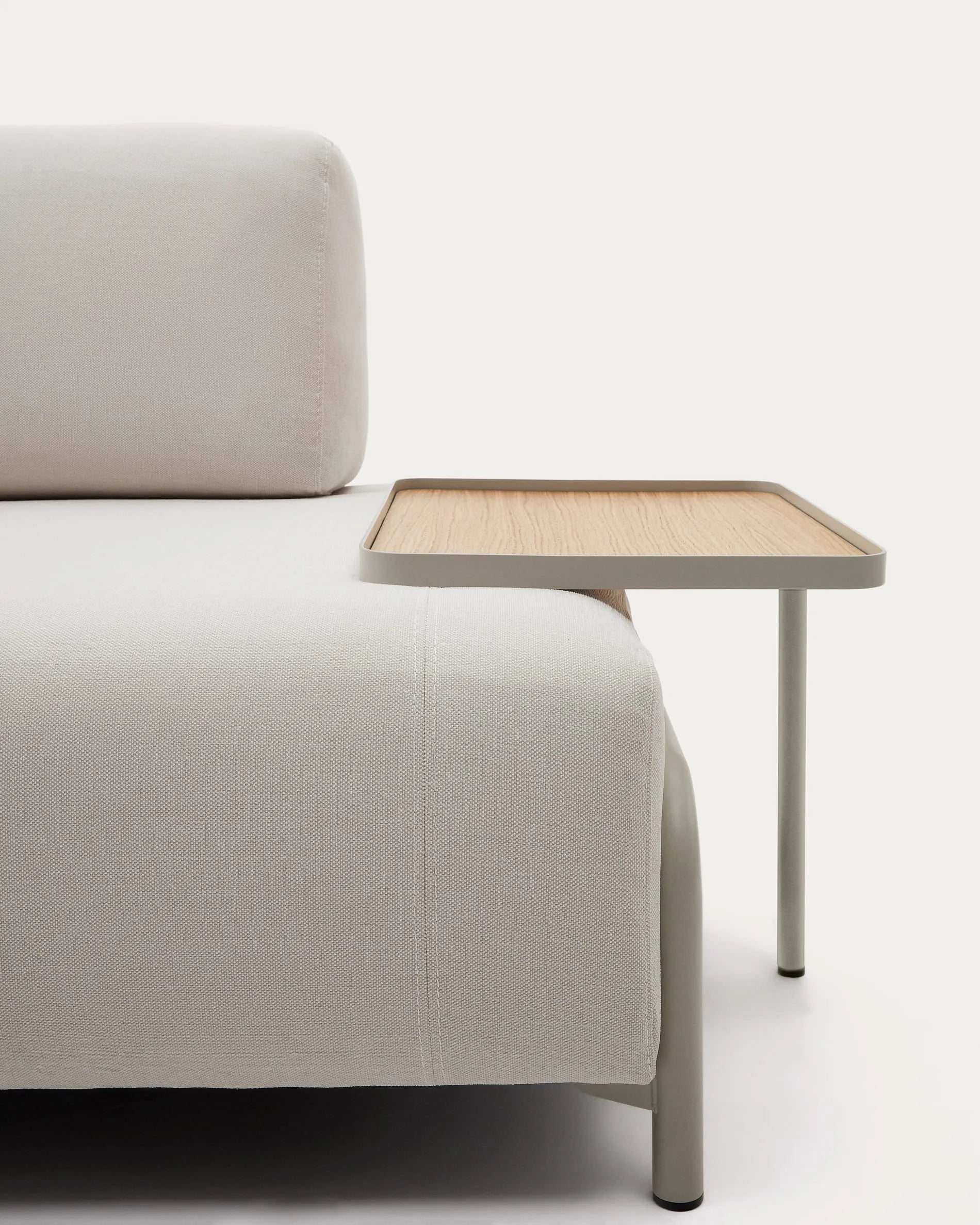 Stilvolles 3-Sitzer-Sofa in Chenille Beige mit praktischem Eichenfurnier-Tablett und robustem Metallgestell, 232 cm, von Kave Home.