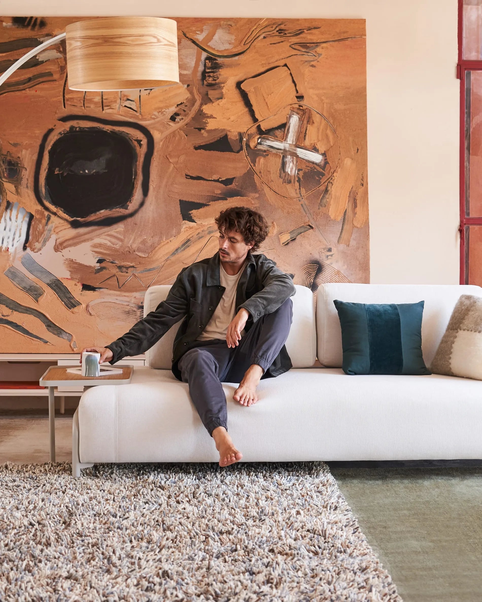 Stilvolles 3-Sitzer-Sofa in Chenille Beige mit praktischem Eichenfurnier-Tablett und robustem Metallgestell, 232 cm, von Kave Home.