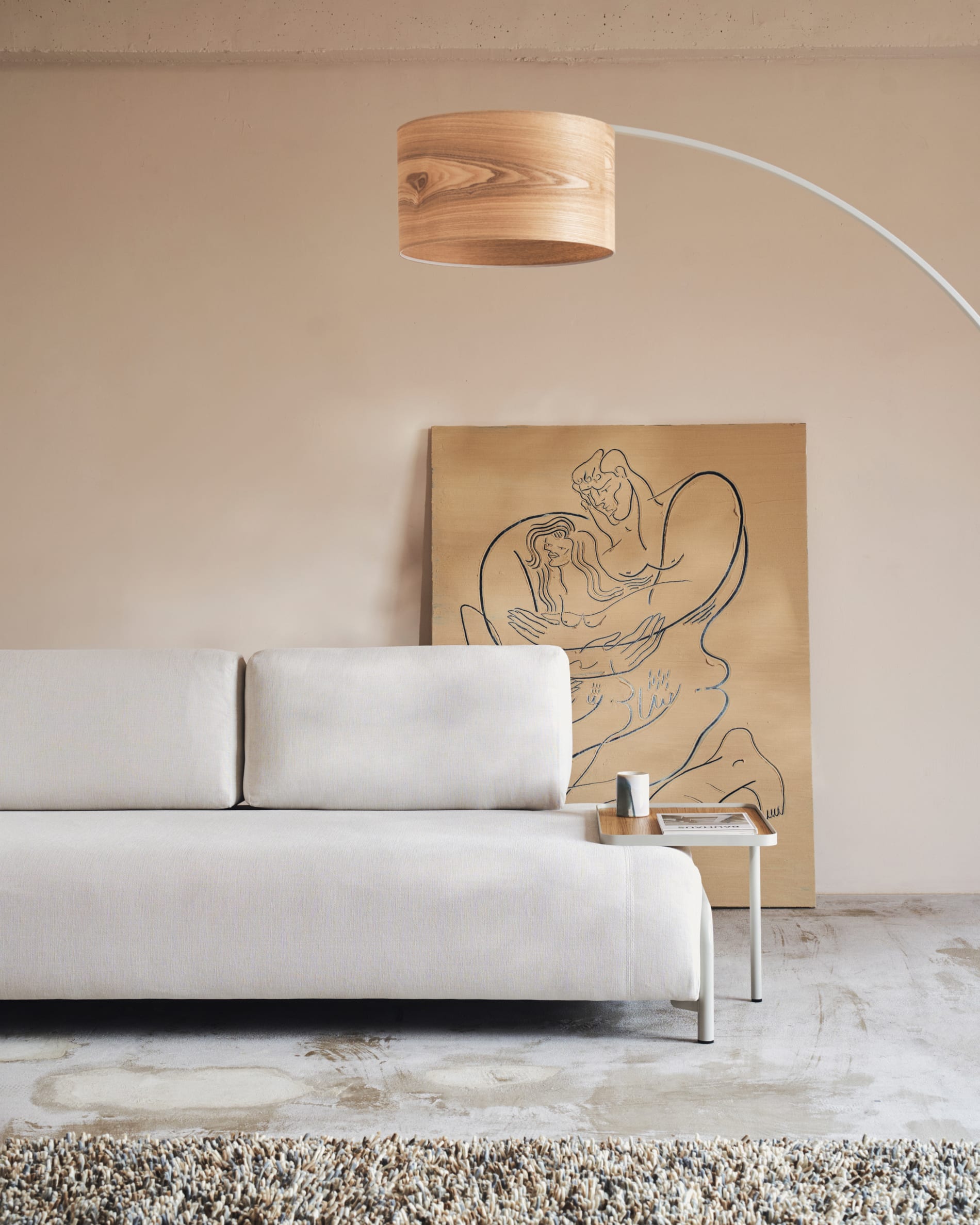 Elegantes Tablett aus Eichenfurnier mit natürlichem Finish und beigem Metallgestell, ideal für stilvolle Wohnräume.