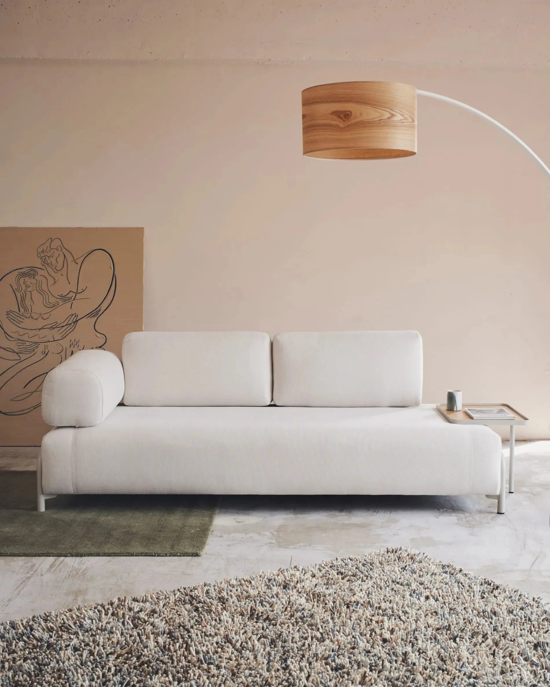 Stilvolles Tablett aus Eichenfurnier mit natürlichem Finish und beigem Metallgestell, perfekt für moderne Wohnräume.