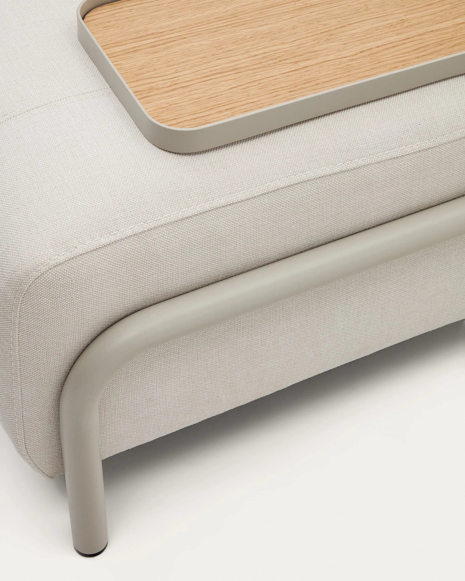 Elegantes Tablett aus Eichenfurnier mit natürlichem Finish und beigem Metallgestell, ideal für stilvolle und moderne Einrichtungen.