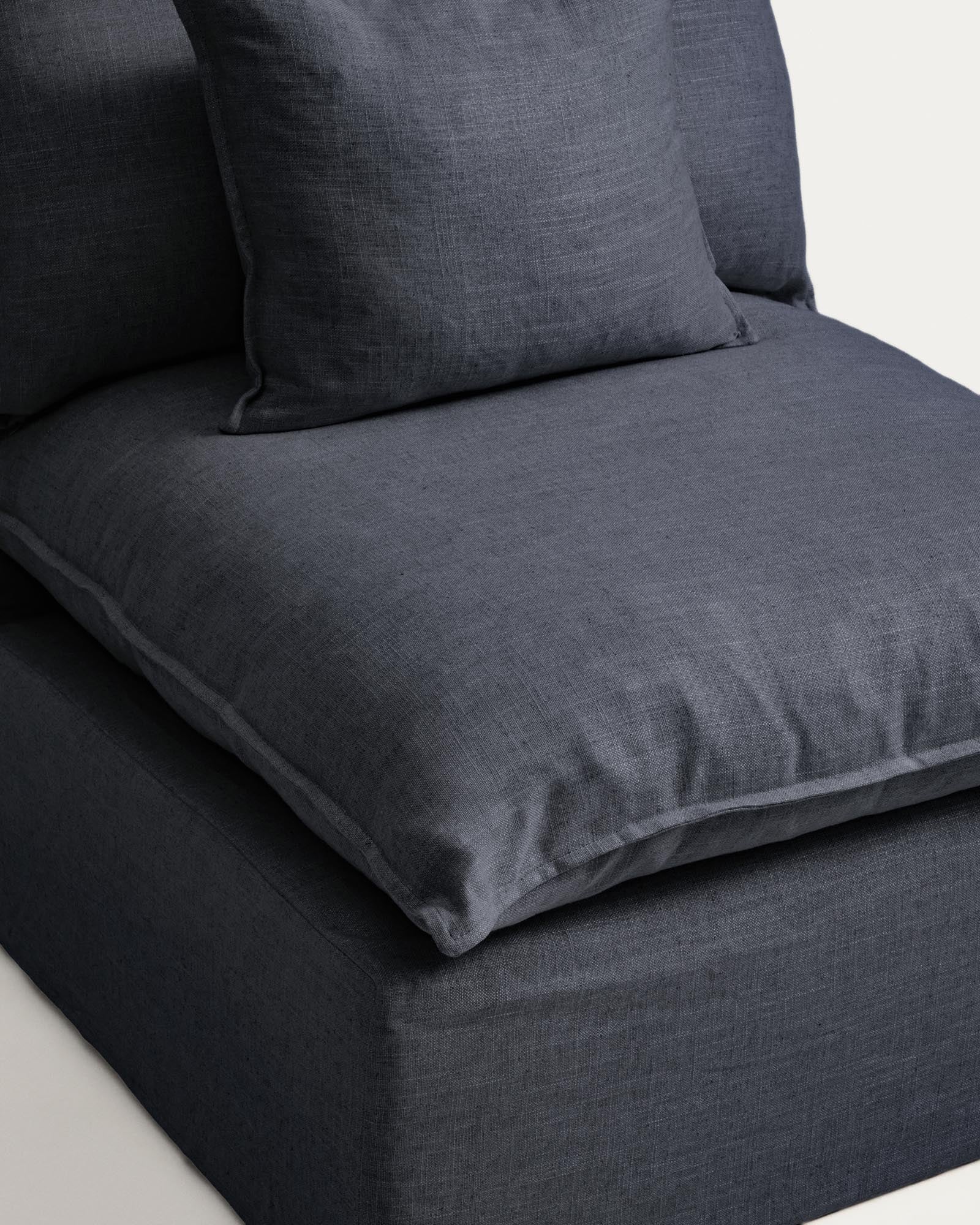 Moderner Sessel Anarela in dunklem Grau, aus hochwertigem Leinen und Viskose, mit praktischem abnehmbaren Bezug, perfekt für jedes Zuhause.
