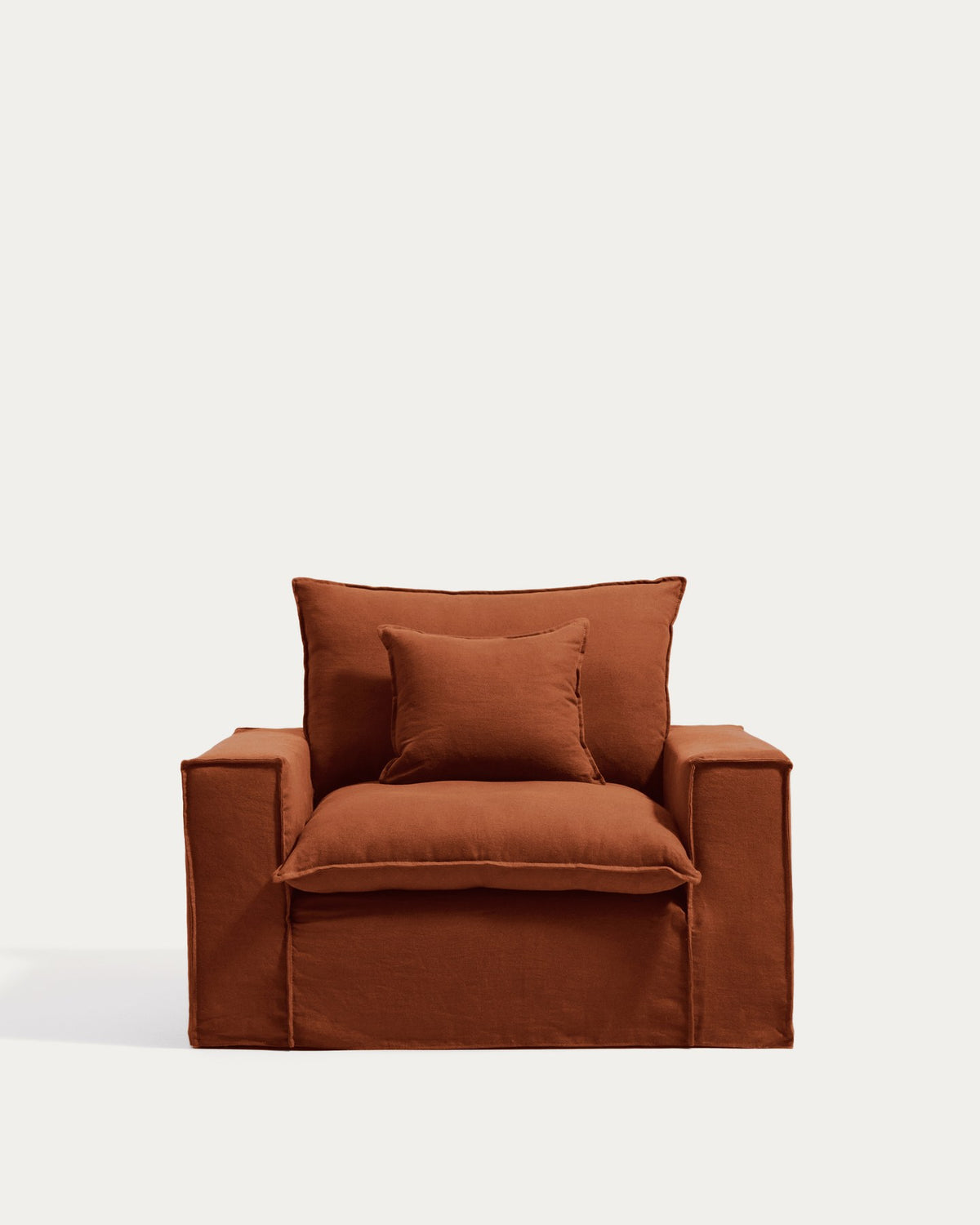 Sessel Anarela von Kave Home in Terrakotta mit abnehmbarem Leinenbezug, schwarzen Kunststoffbeinen und gepolsterter Sitzfläche, Frontalansicht.